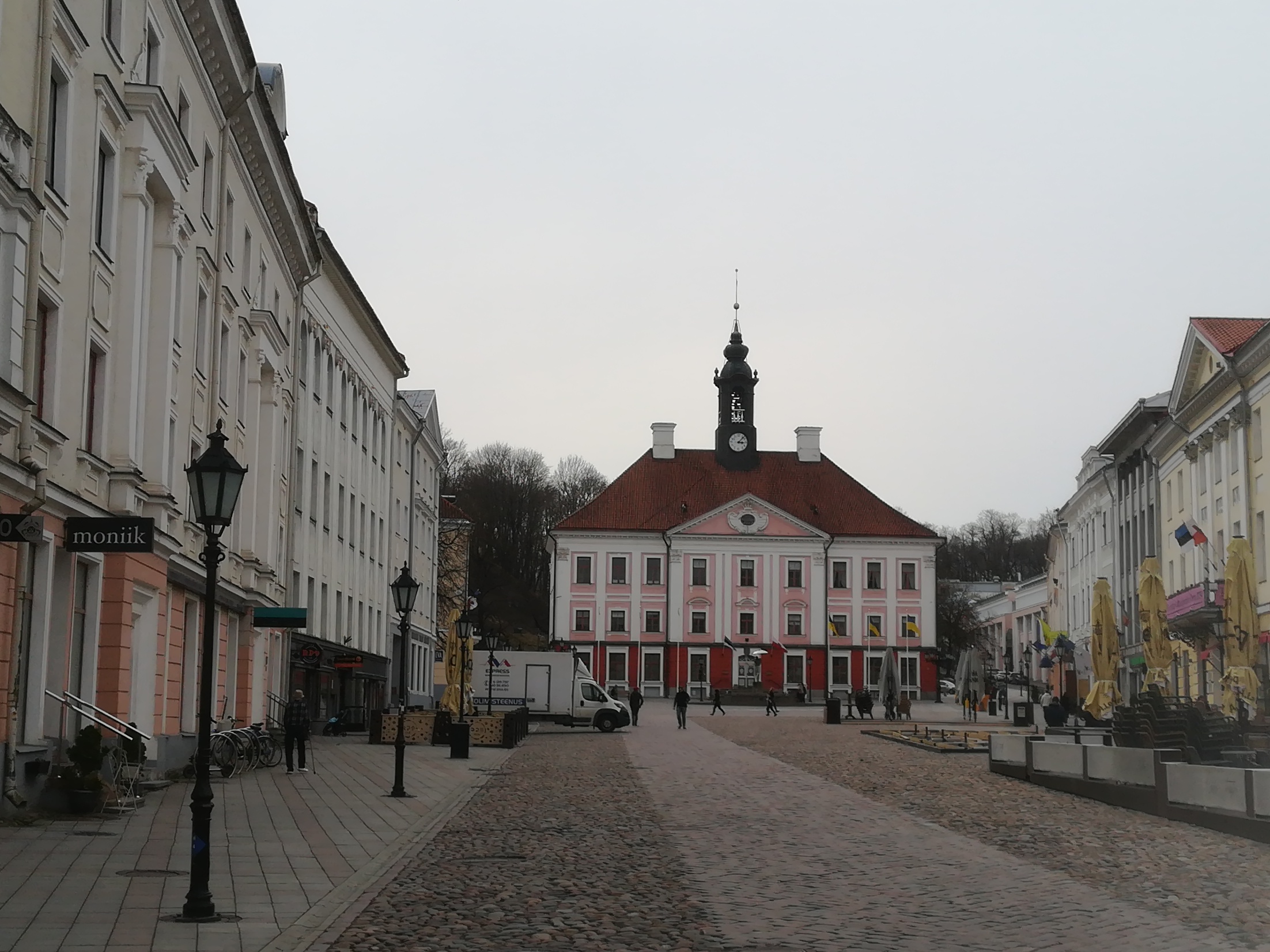 Tartu linna vaated. Raekoda, tähetorn, N. Pirogovi ausammas, Barclay de Tolly mälestusmärk, majad Emajõe ääres. 1956. a. rephoto