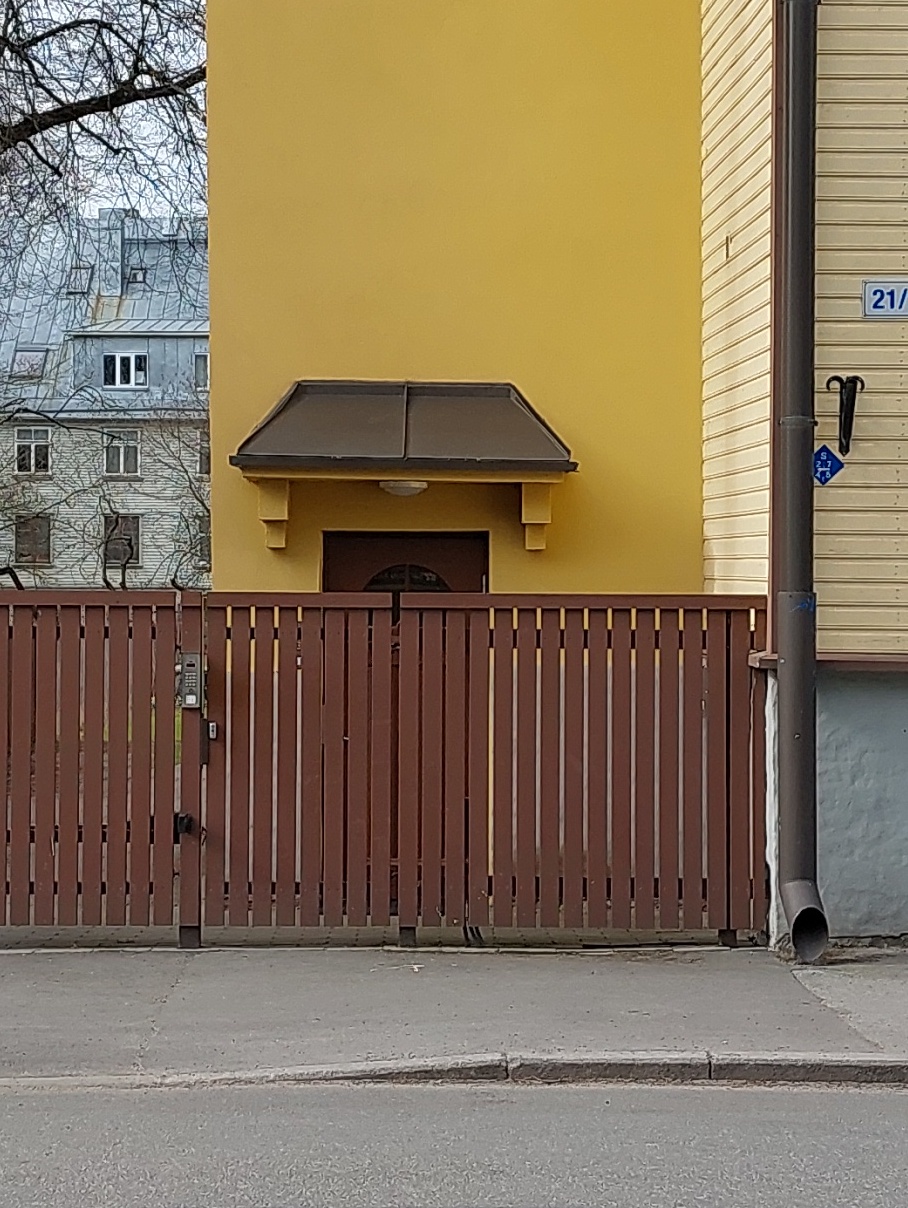 Ristiku tänav 21 hoone välisuks. rephoto