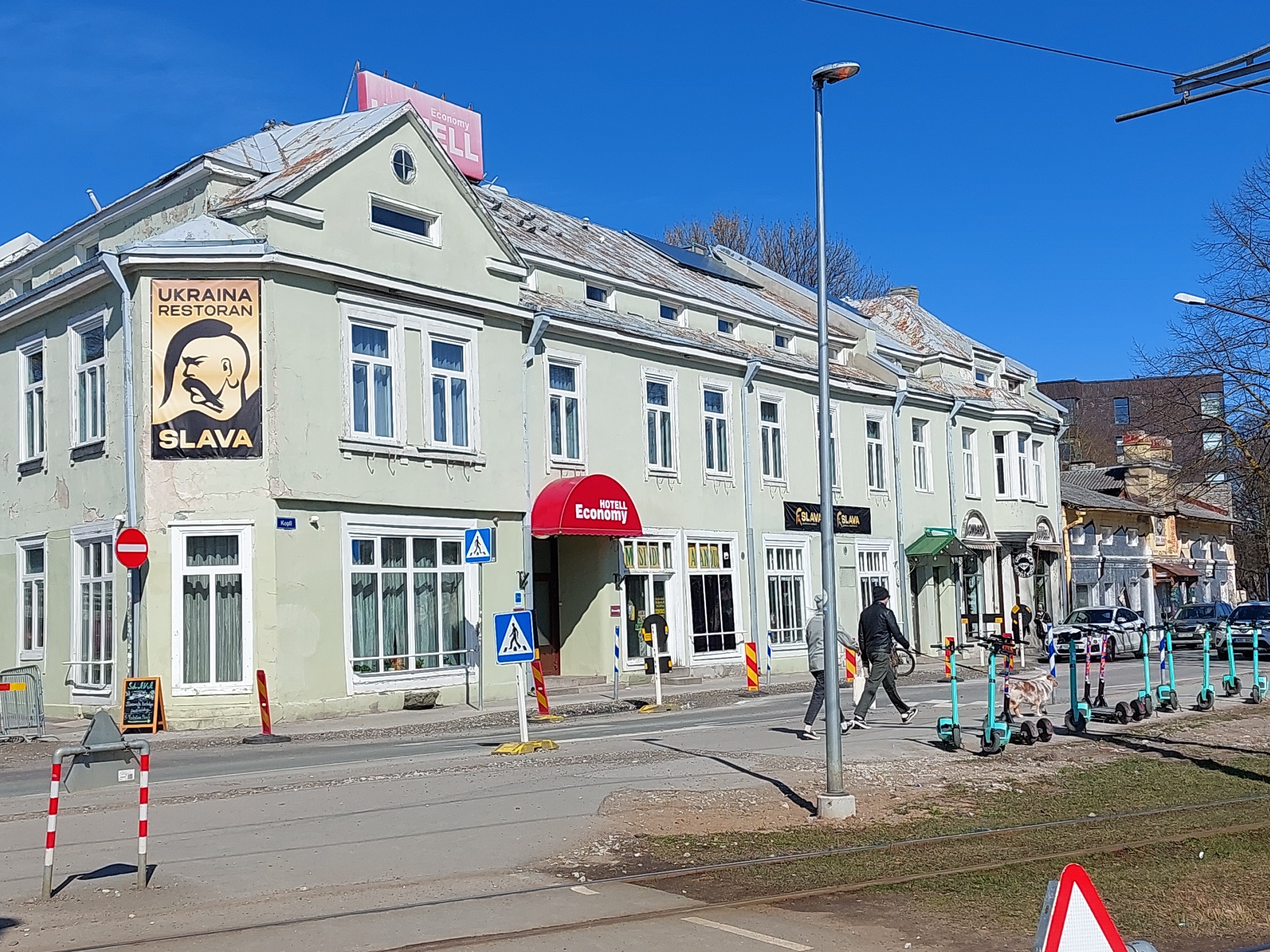 Elu- ja ärihoone Tallinnas Kopli tn, ees trammitee. Arhitekt Viktor Jenken rephoto