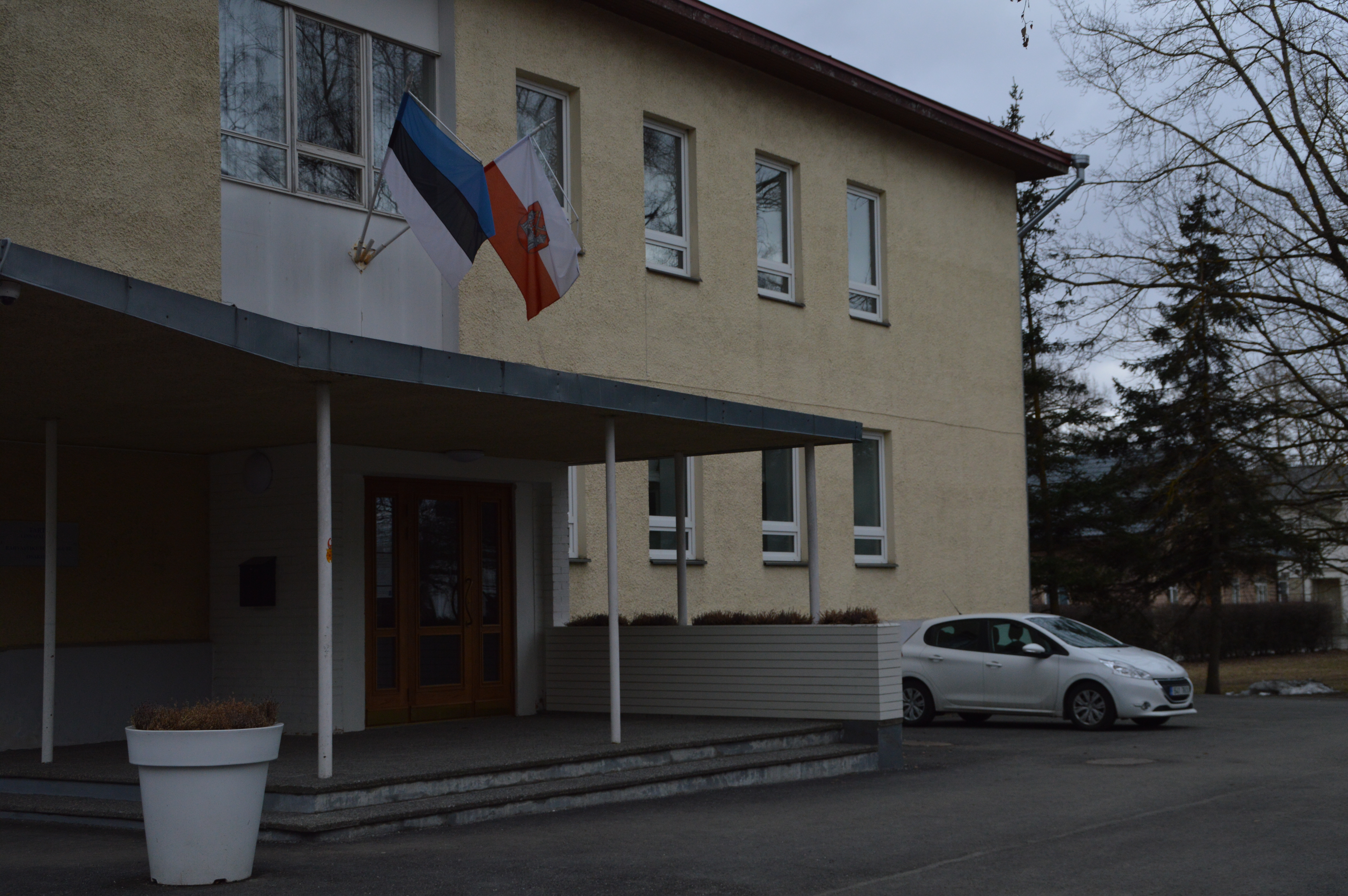 Noorpaari auto ja pulmalised Tartu Perekonnaseisuameti maja ees rephoto