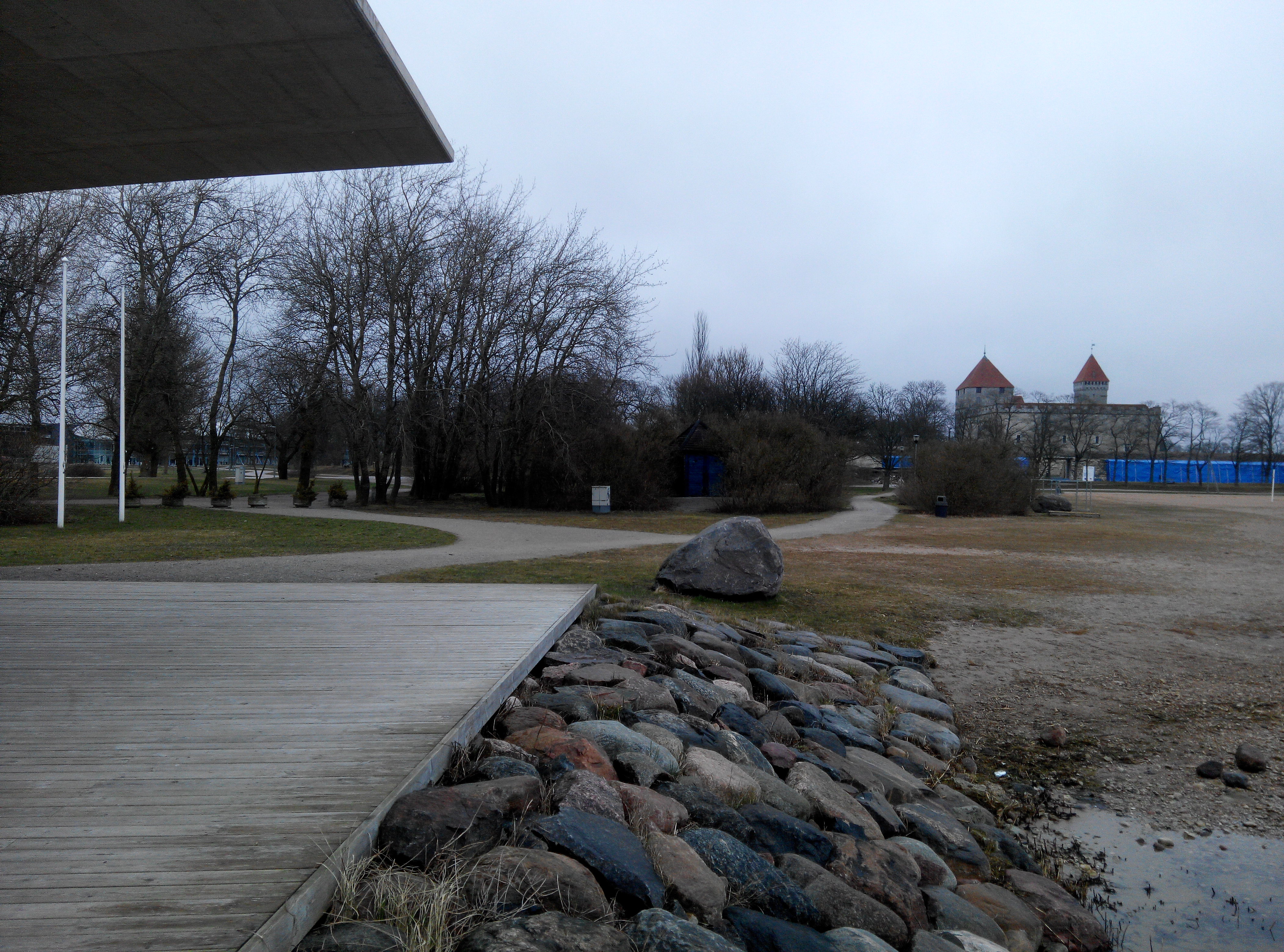 Kuressaare rand, taamal rannakohvik ja linnus rephoto