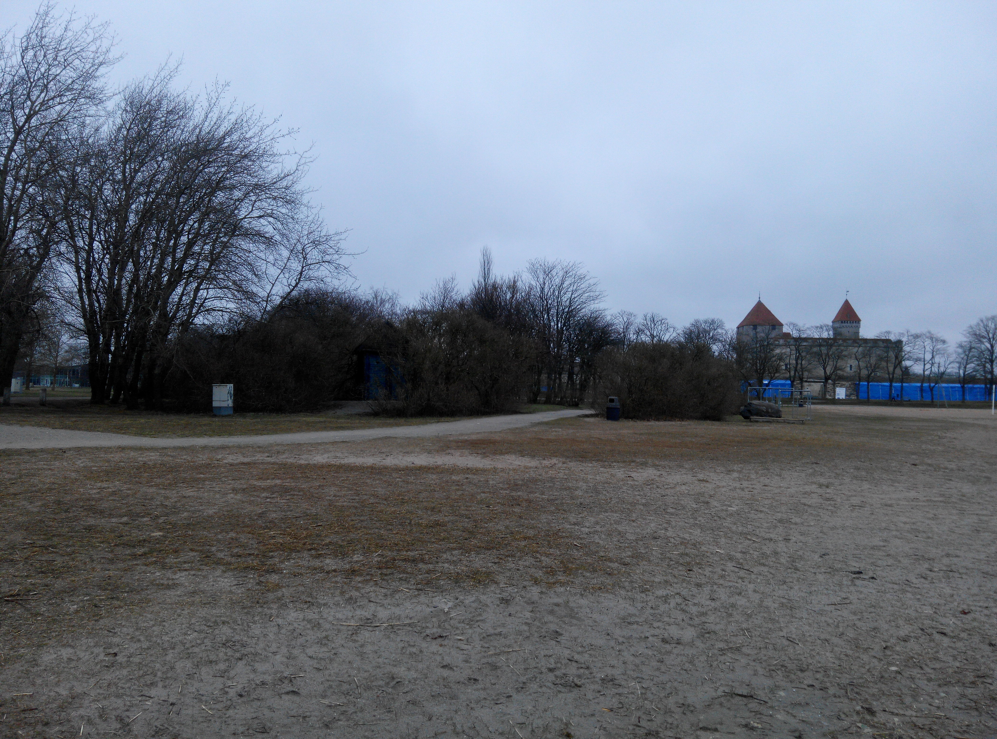 Rannakohvik "Trinkhalle", tagaplaanil loss. rephoto