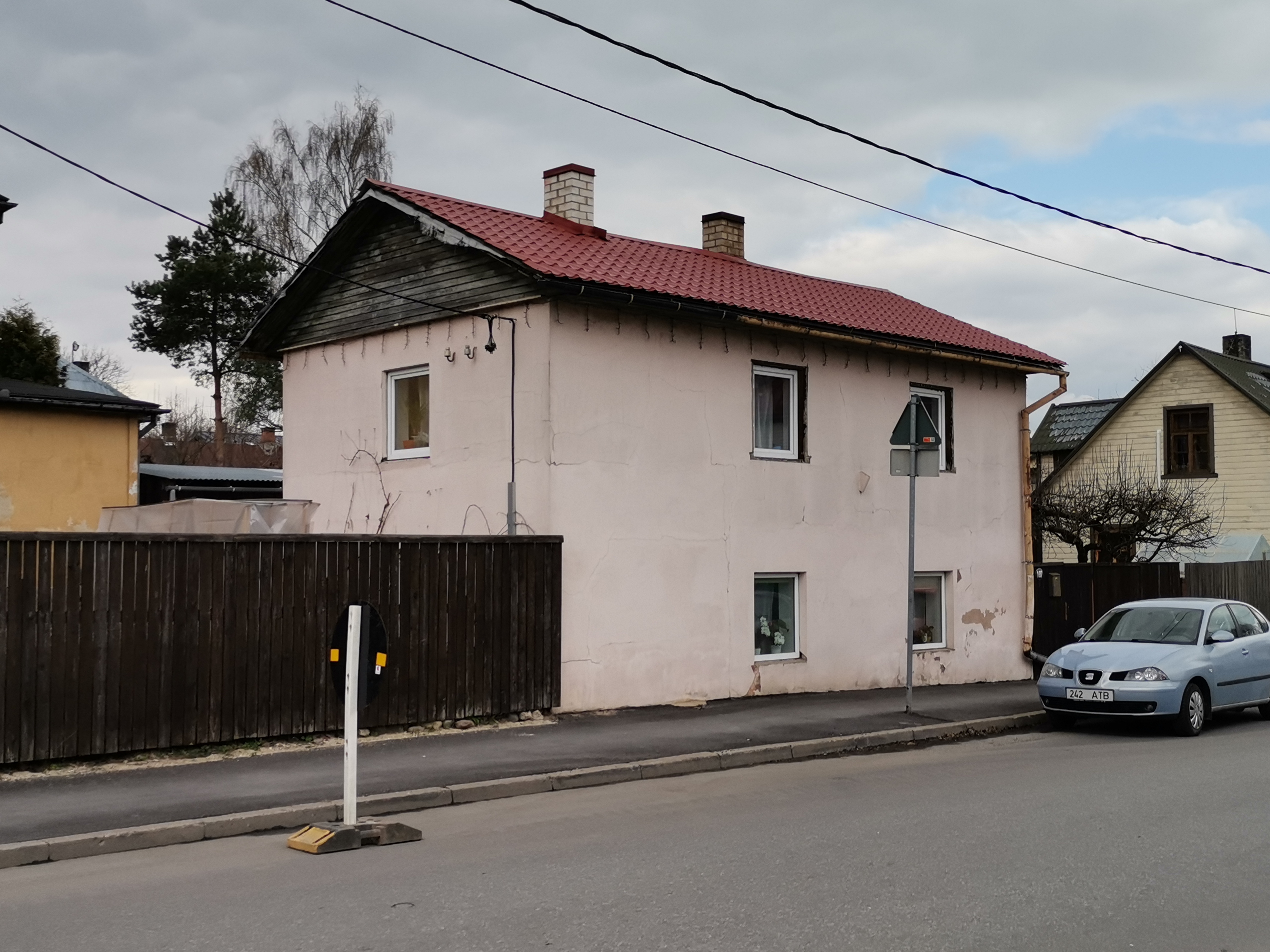 Maja Tartus Kalevi ja Sõbra tn nurgal. rephoto