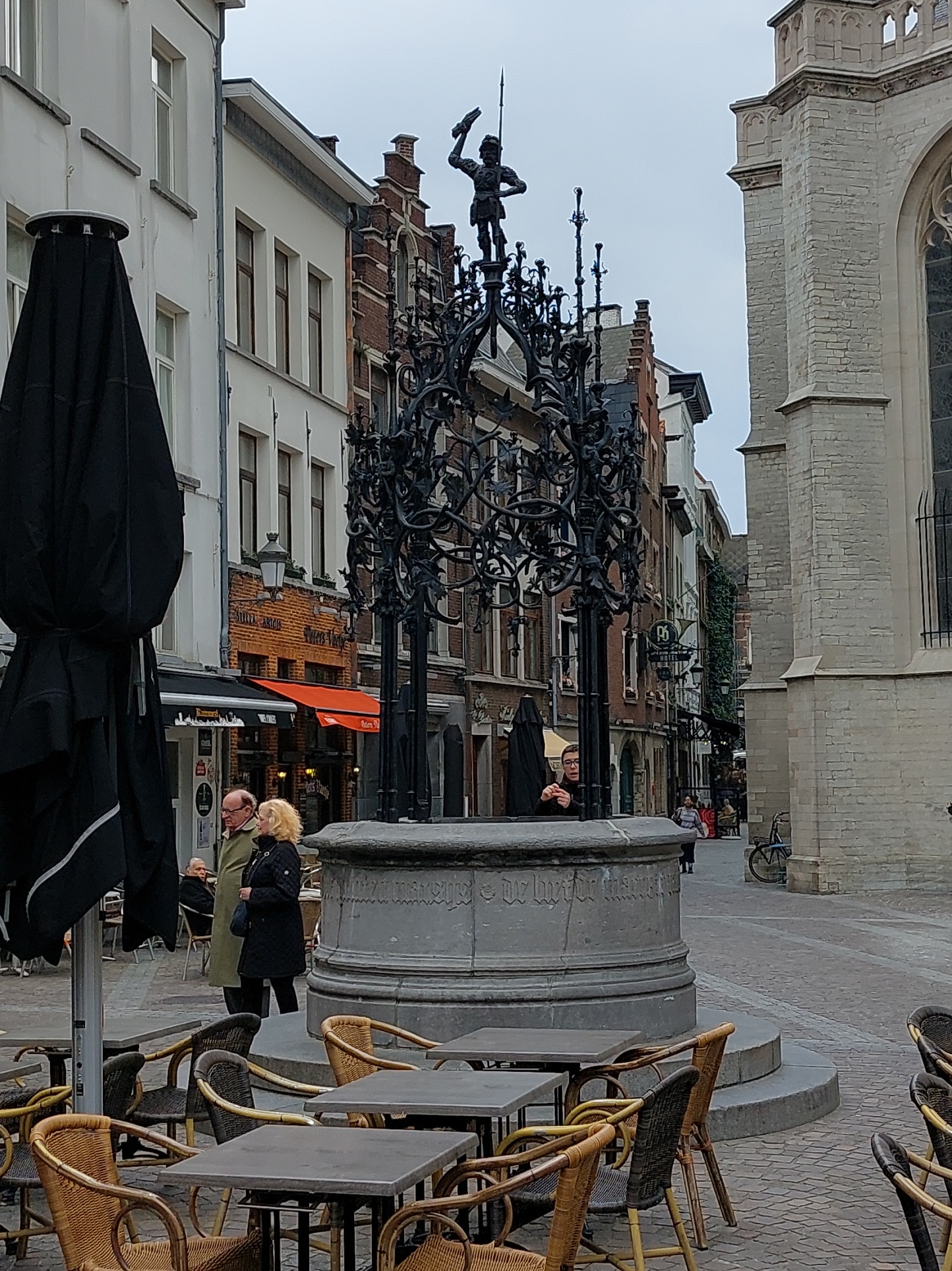 Put van Quinten Metsijs op de Handschoenmarkt in Antwerp, Anvers. - le Puits de Quentin Matsys rephoto