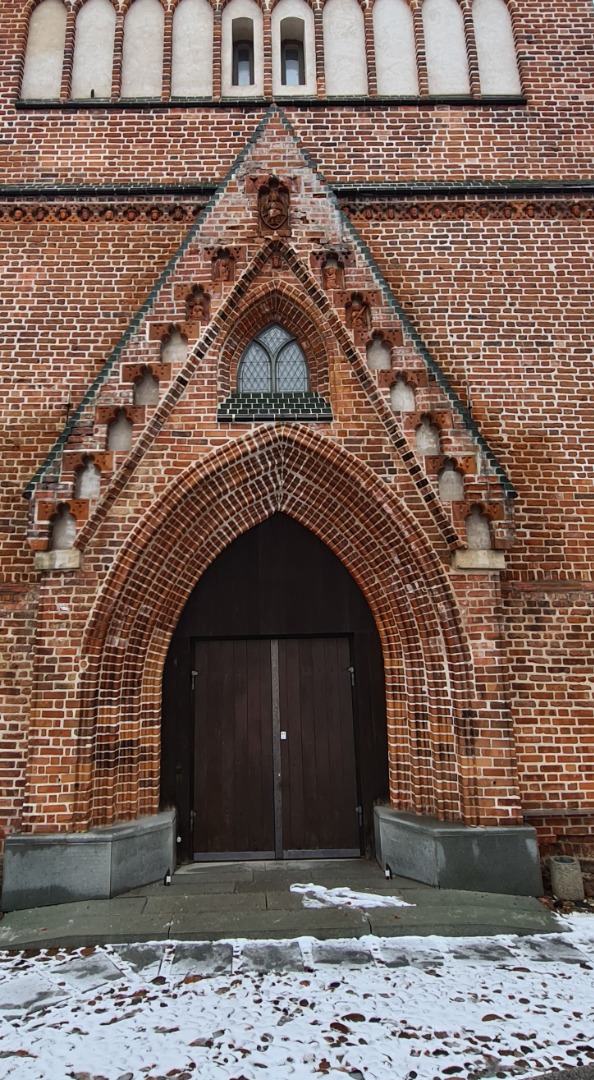 Tartu : The door of the Yann Church = the door of the Ivanov Church rephoto