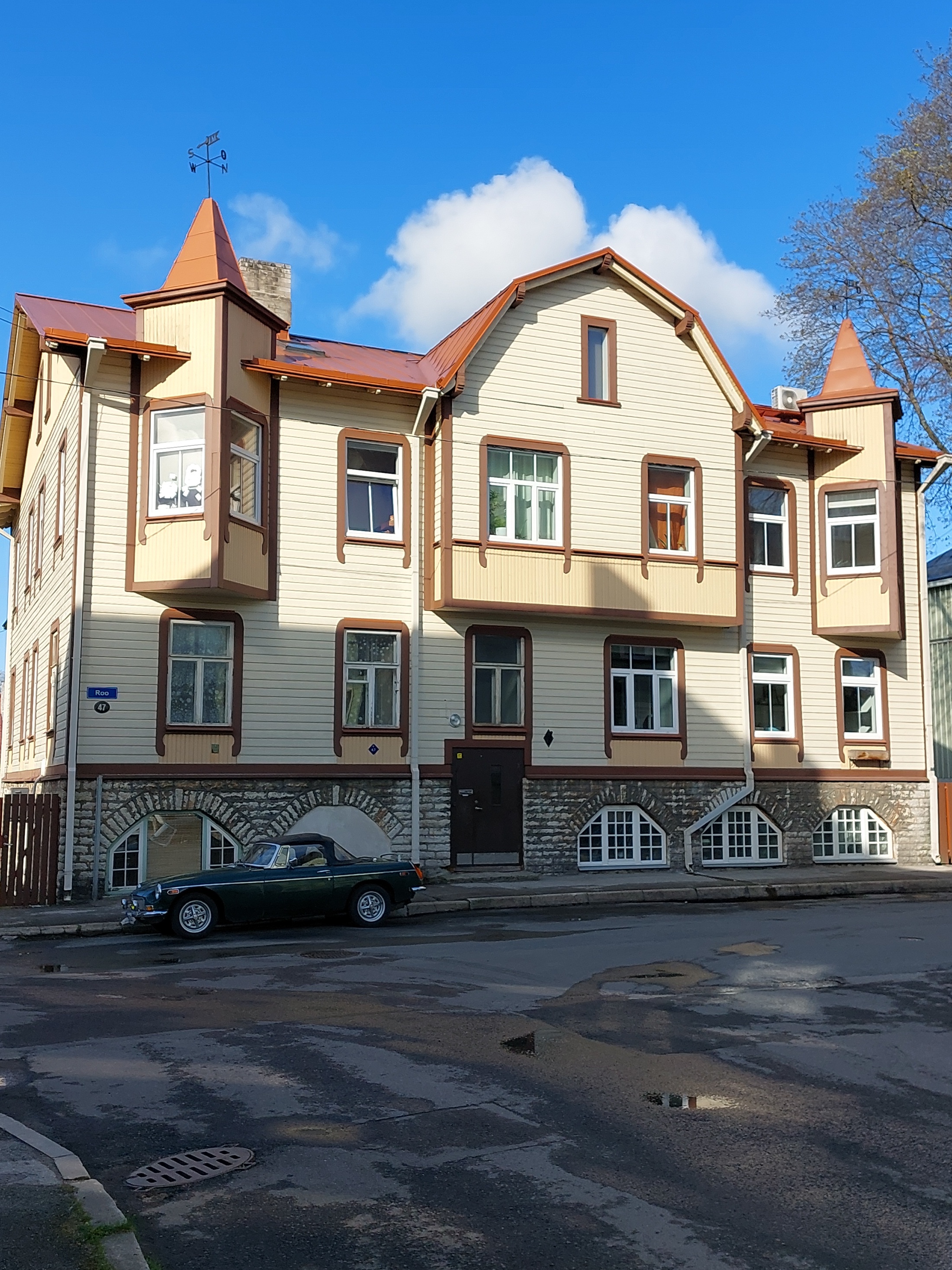 Korterelamu Tallinnas Roo tn, hoone vaade. Ins Karl Jürgenson rephoto