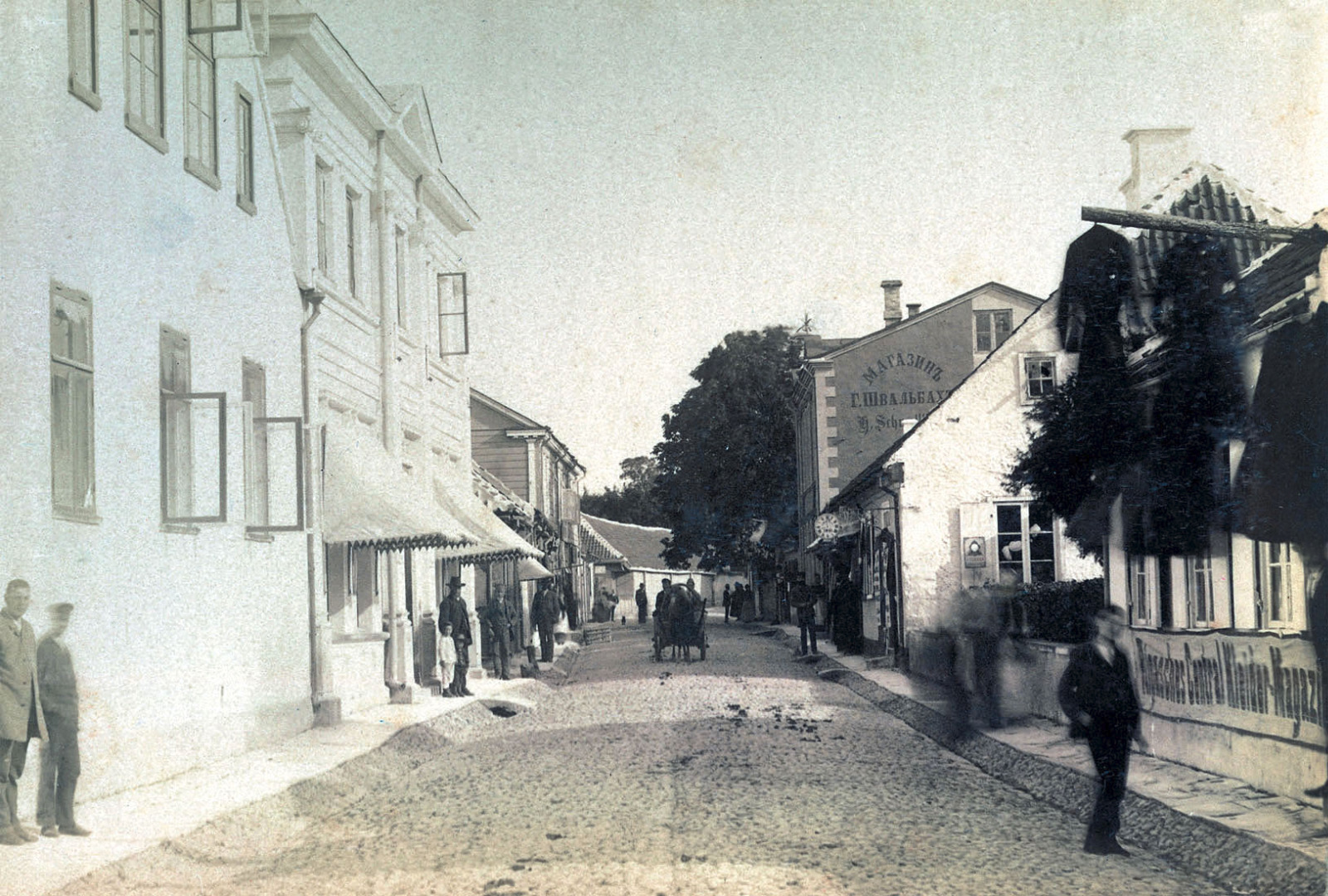 Kuressaare. Vaade Kauba tänavale, suunaga Turuplatsi poole. rephoto