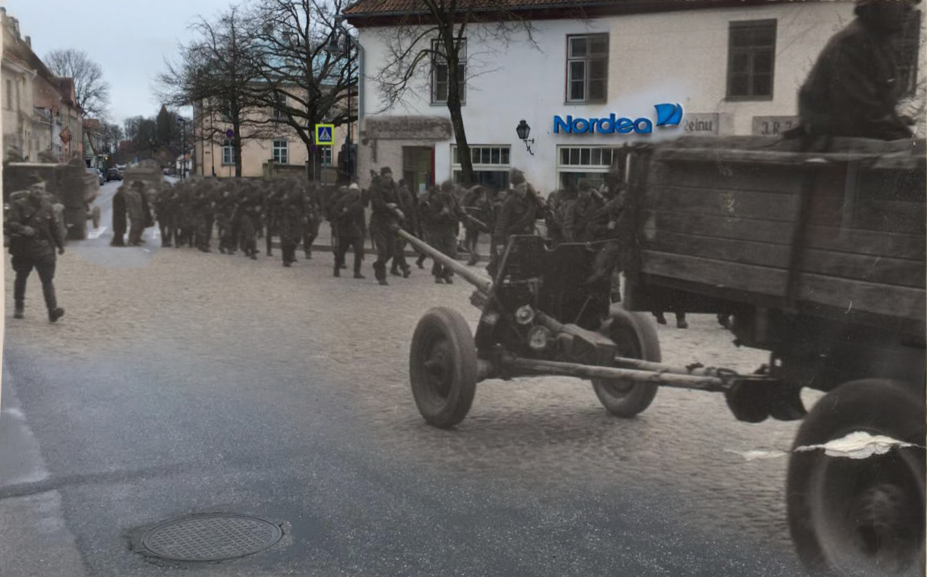 Nõukogude armee sõdurid ja sõjatehnika Kuressaare kesklinnast läbi minemas rephoto