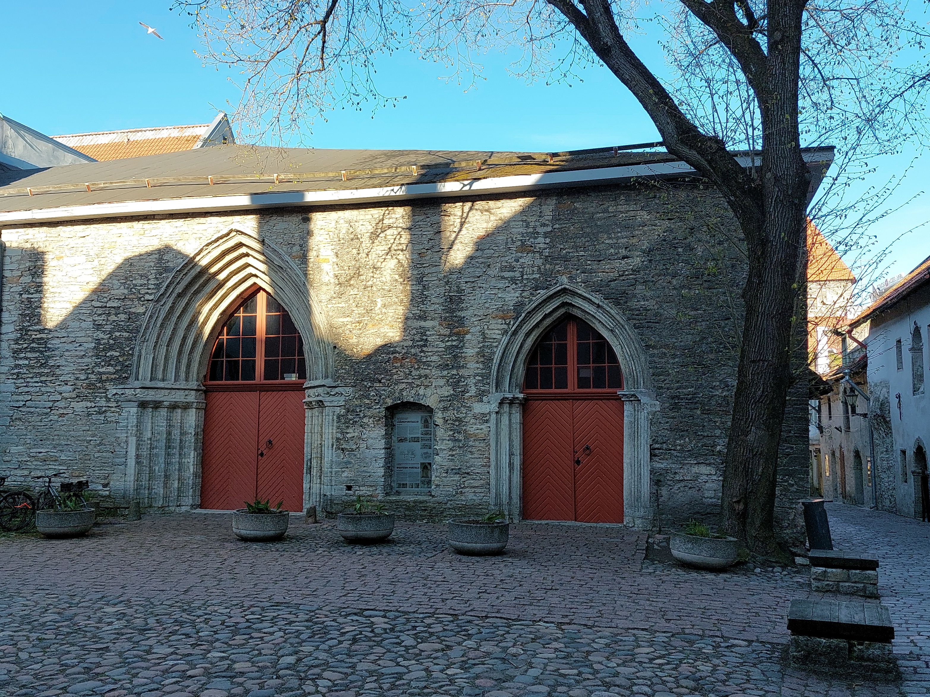 Tallinn, dominiiklaste kloostri kiriku säilinud osad Vene tänaval. rephoto