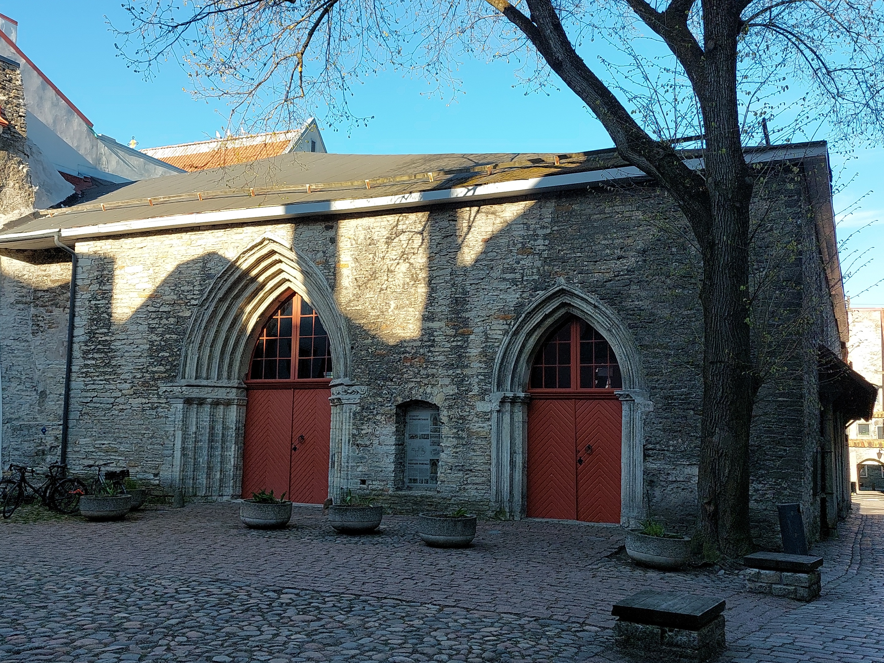 Building in the Old Town of Tallinn at the courtyard of the Russian street rephoto