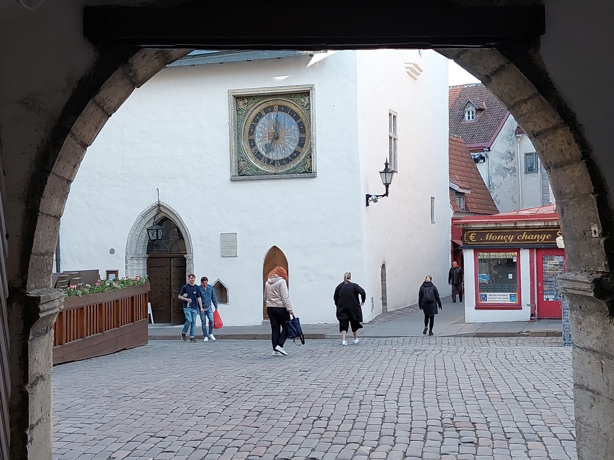 Vaade Pikale tänavale ja kellale Pühavaimu kiriku seinal. rephoto