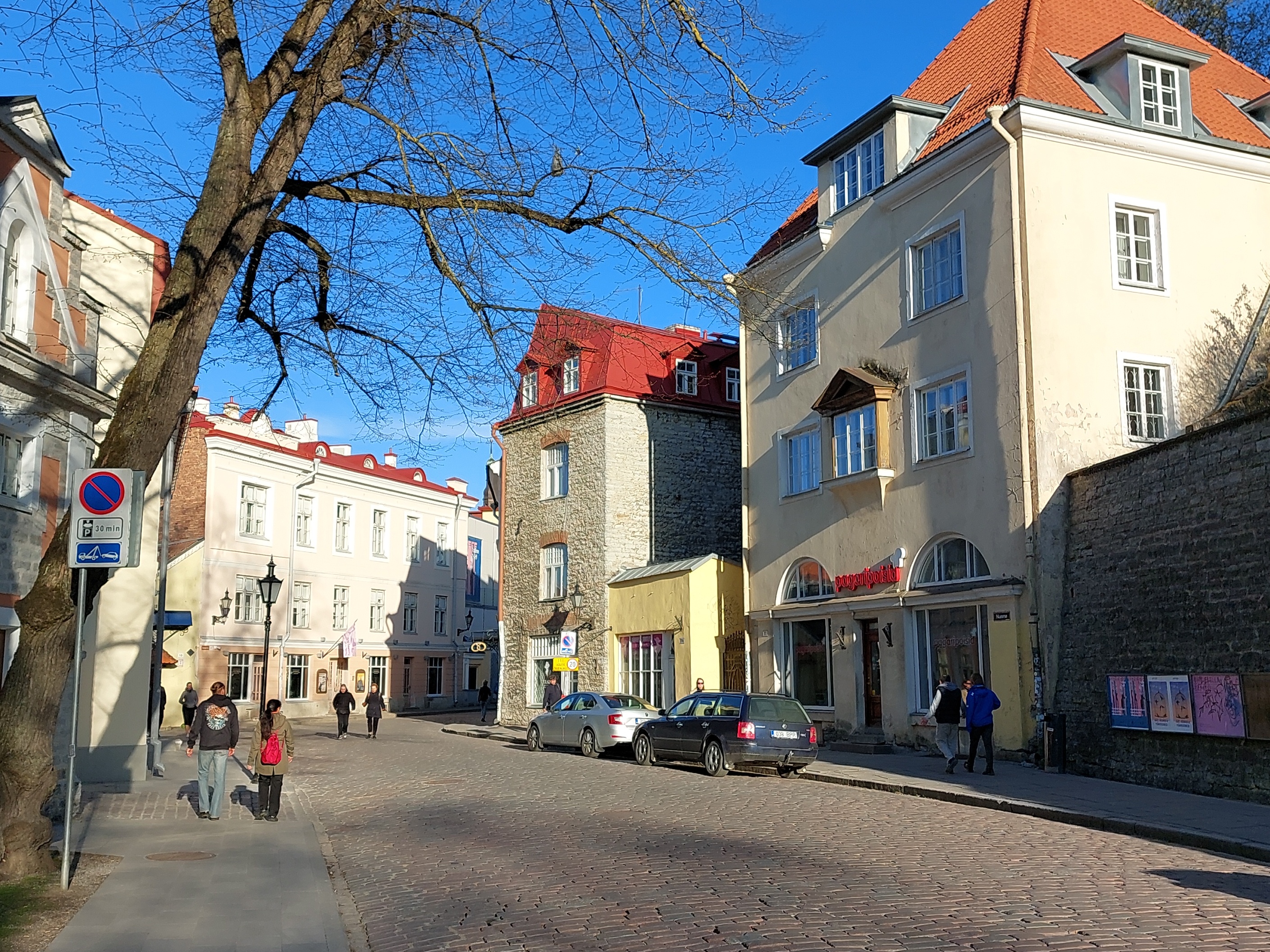 Kauplusega korterelamu Tallinna vanalinnas Nunne tn, hoone vaade. Arhitekt Erich Jacoby rephoto