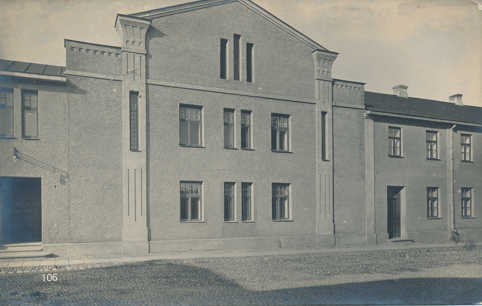 foto albumis, Viljandi, seltsi Koit hoone, Jakobsoni tn, u 1915, foto J. Riet