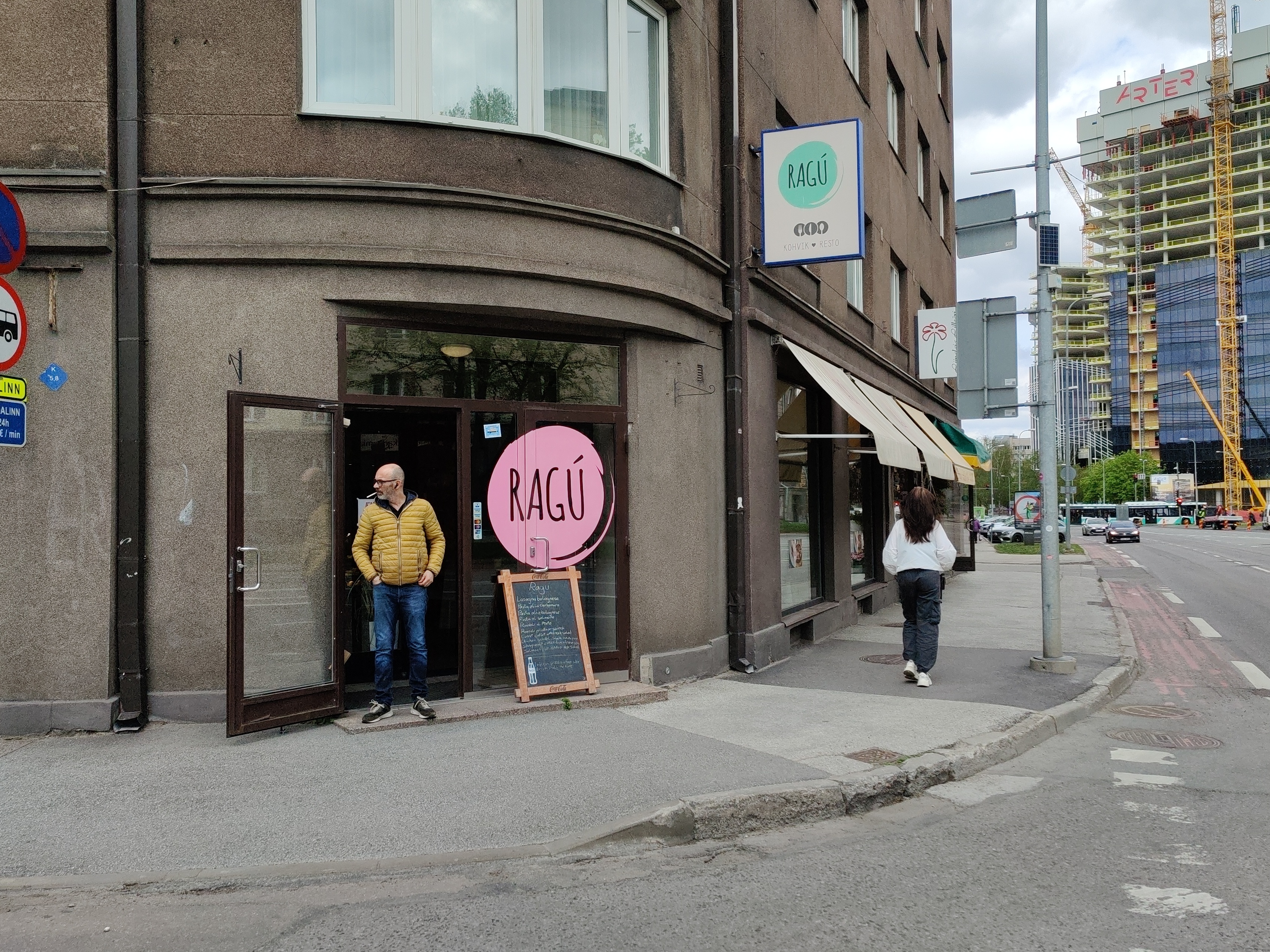 Järjekord leivapoe ukse taga V. Kingissepa tänaval. rephoto