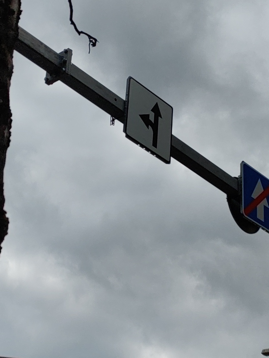 Liiklusmärgi paigaldamine. rephoto