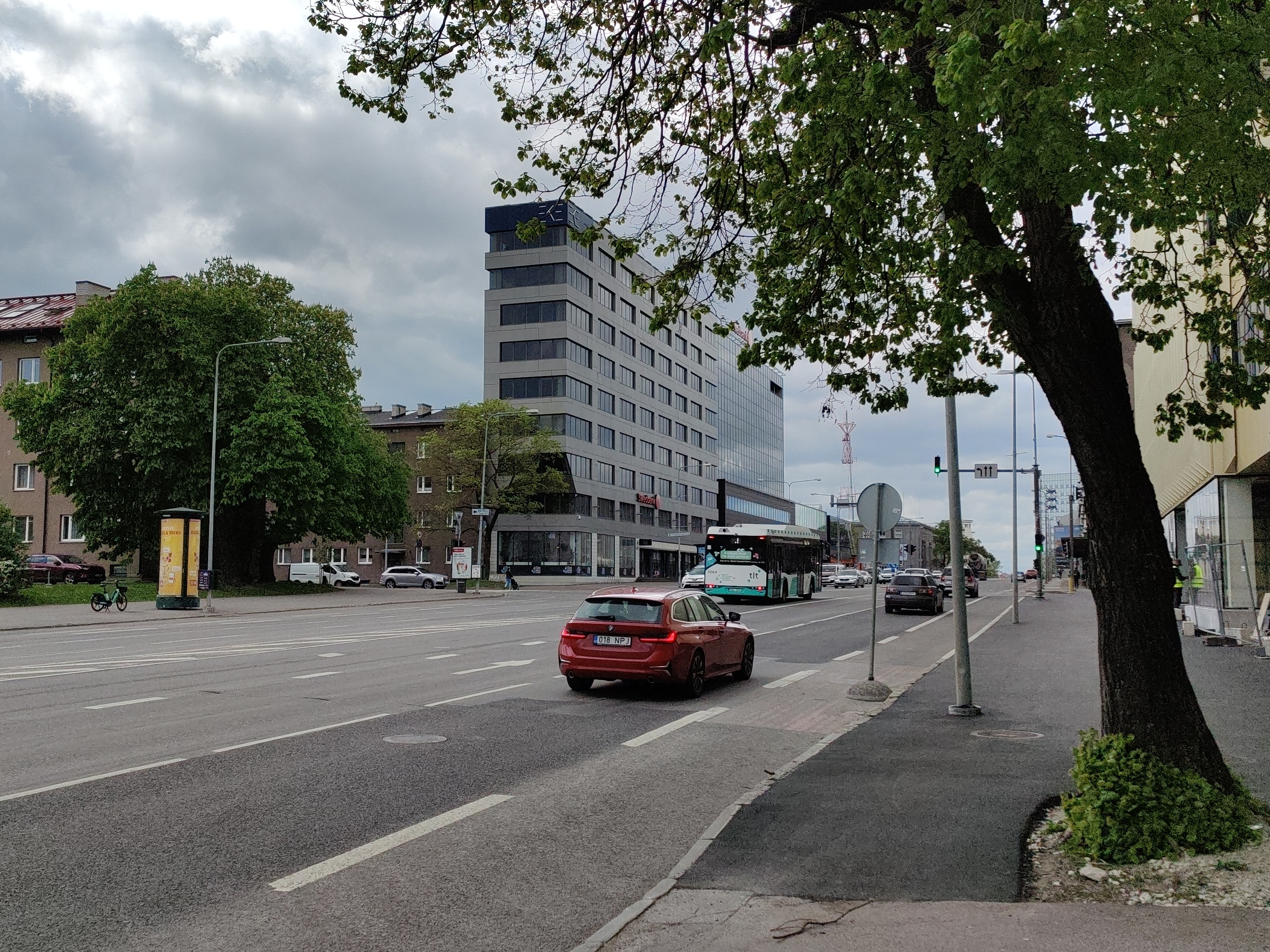 Riikliku Autoinspektsiooni postil nr.6 Kingissepa tänavas on valves motoriseeritud rühma komandör miilitsaleitnant Konstantin Lukin ja liiklusjärelvalve inspektor miilitsaseersant Tõnu Jõesaar. rephoto
