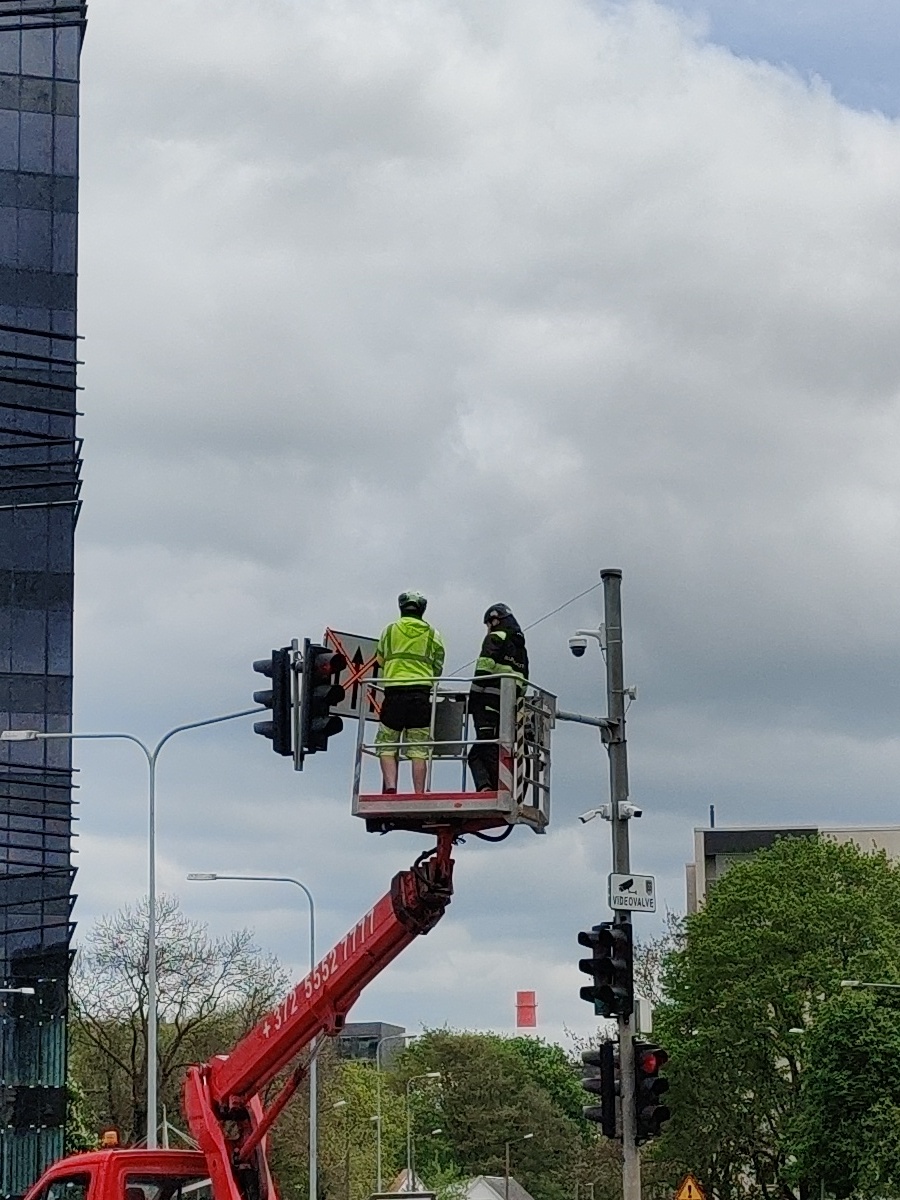 Liiklusmärgi paigaldamine. rephoto
