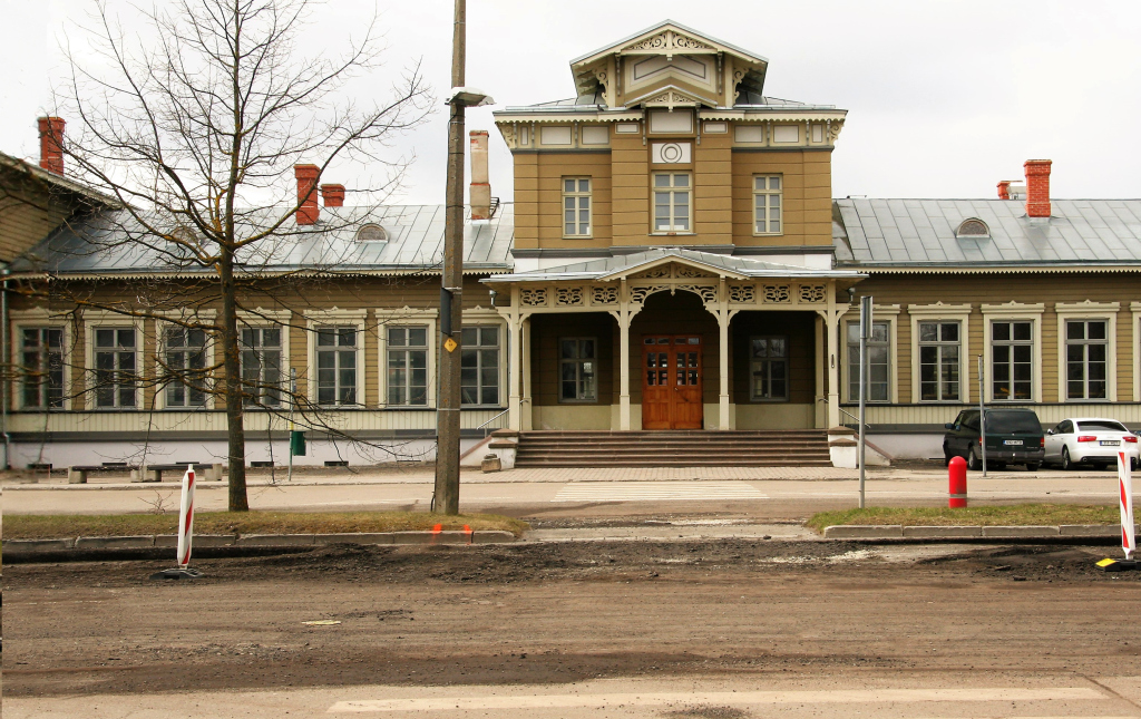 Raudteejaam (vaksal). Haljasala hoone ees, autobuss. Tartu, 1923. rephoto