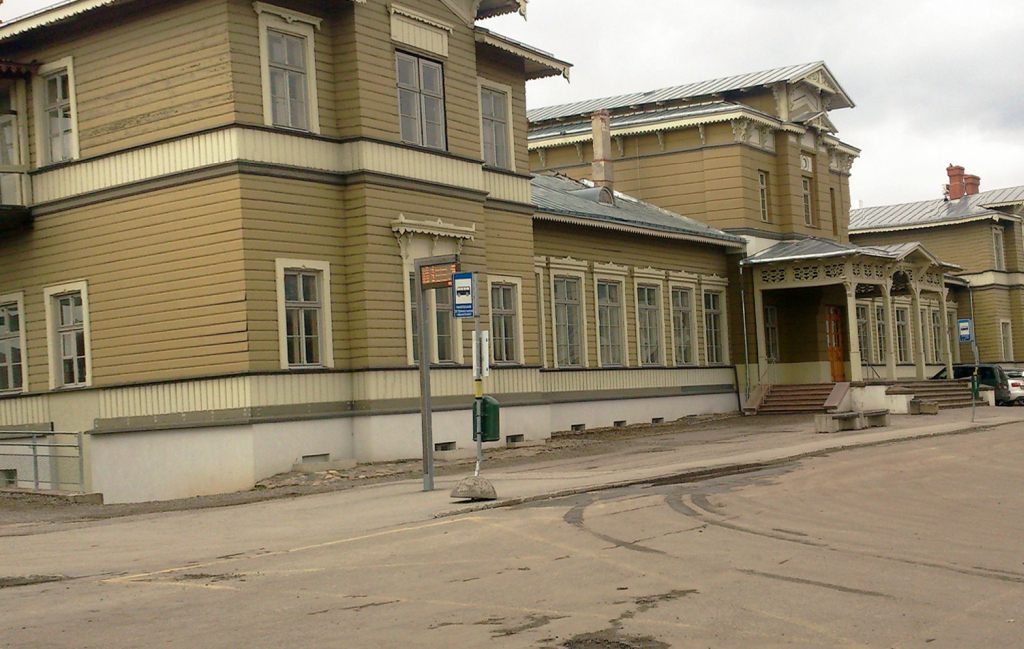 Tartu Railway Station, Omnibus (bus) in front of it. Tartu, 1920-1930. rephoto