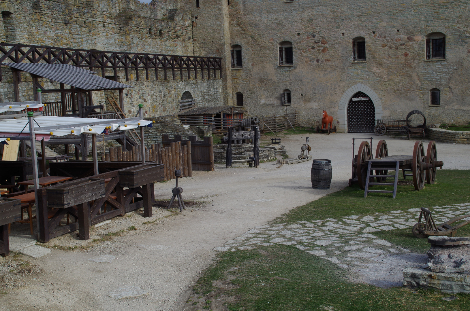 Tartu VTÜ liikmed Rakvere lossivaremetes rephoto