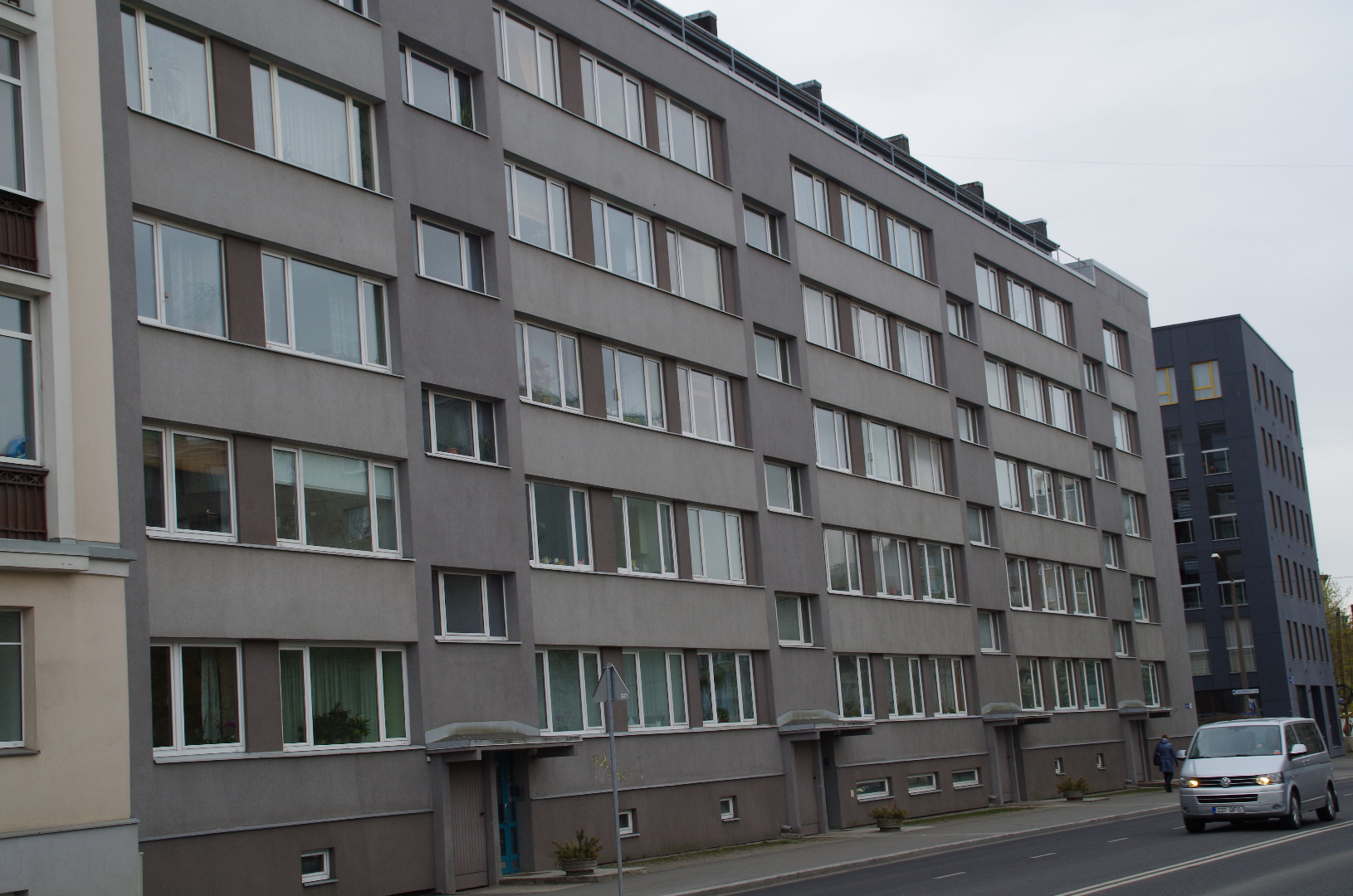 Korterelamu Tallinnas, fassaadivaade piki tänavat vasakult paremale. Arhitekt Udo Ivask rephoto