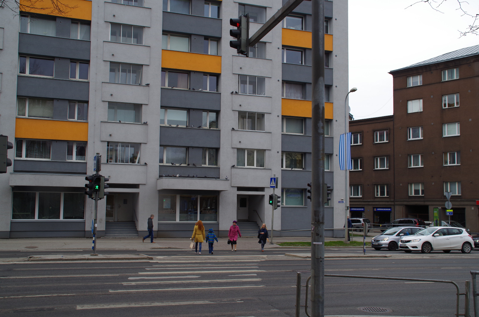 The corner of Kingissepa (Liivalaia) and Kreuksi (Kentmanni) street. rephoto