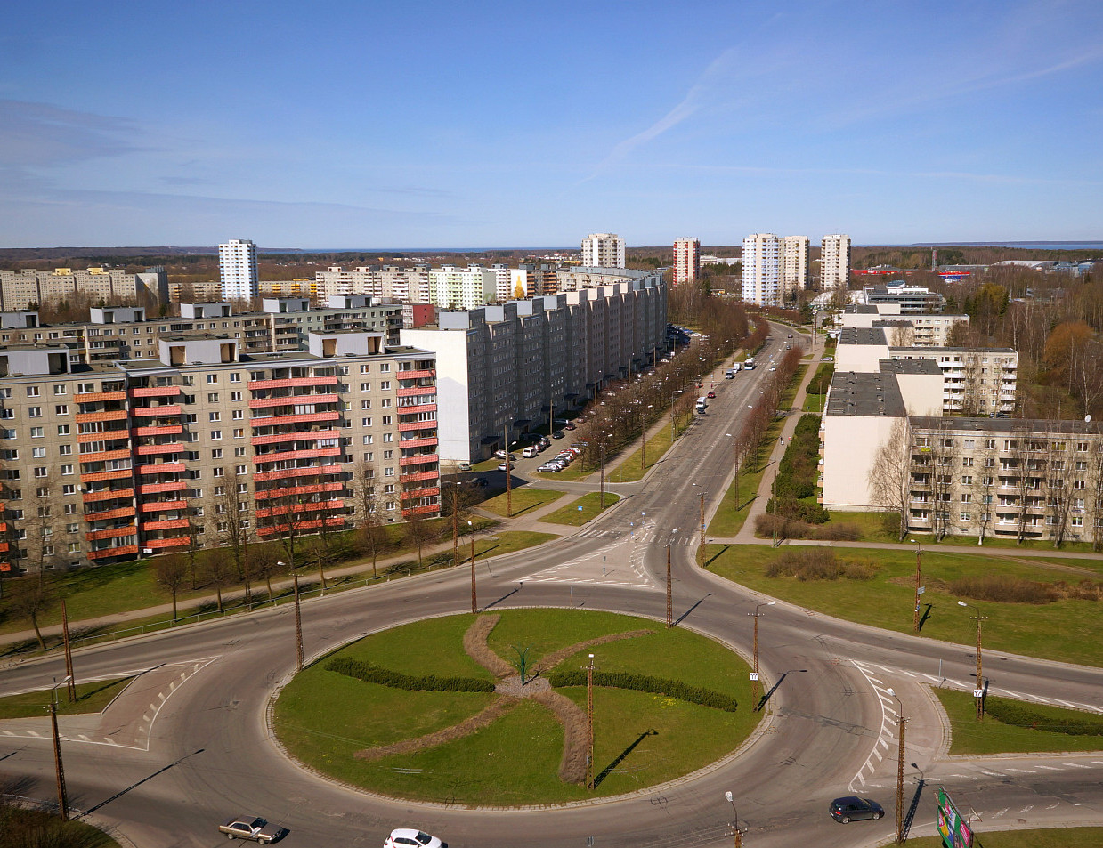 Väike-Õismäe elamurajoon, vaade Õismäe ringile. Arhitektid Mart Port, Malle Meelak rephoto