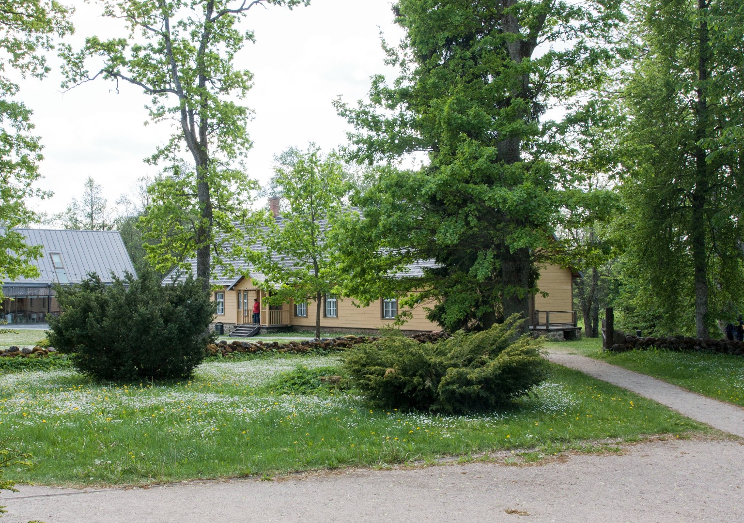 Vaade Palamuse muuseumile kiriku eest rephoto