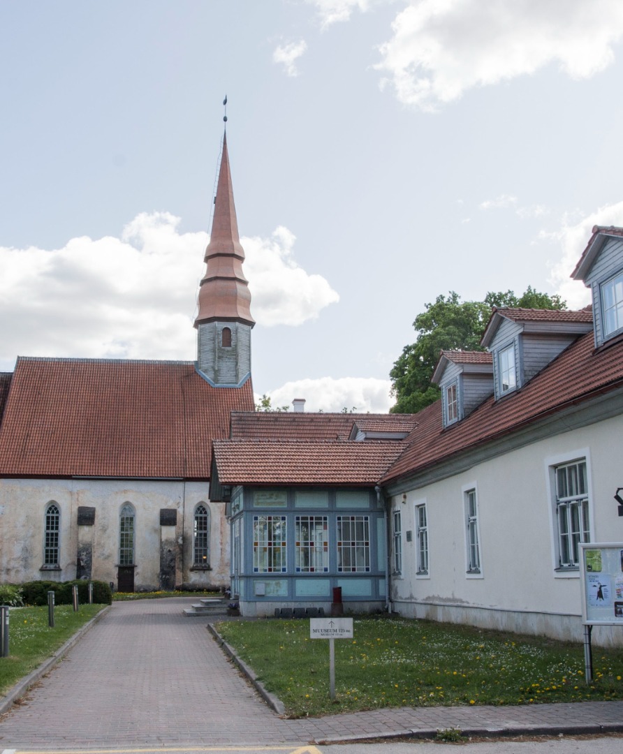 Palamuse Bartholomeuse kirik ja endine leerimaja. rephoto