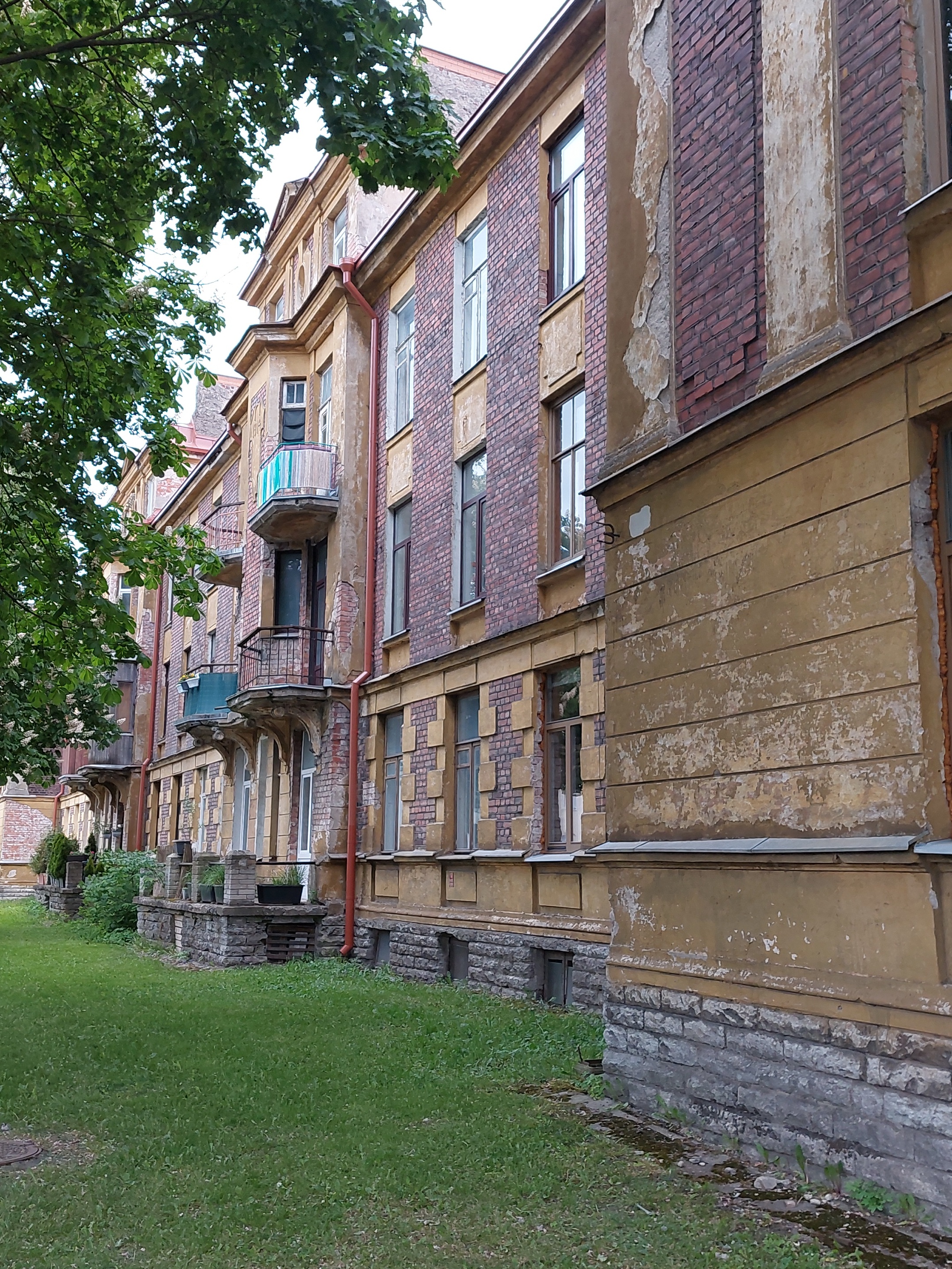 Sõjaväelaste elamud Põhja-Tallinnas, vaade tänavalt. Arhitekt Aleksandr Jaron rephoto