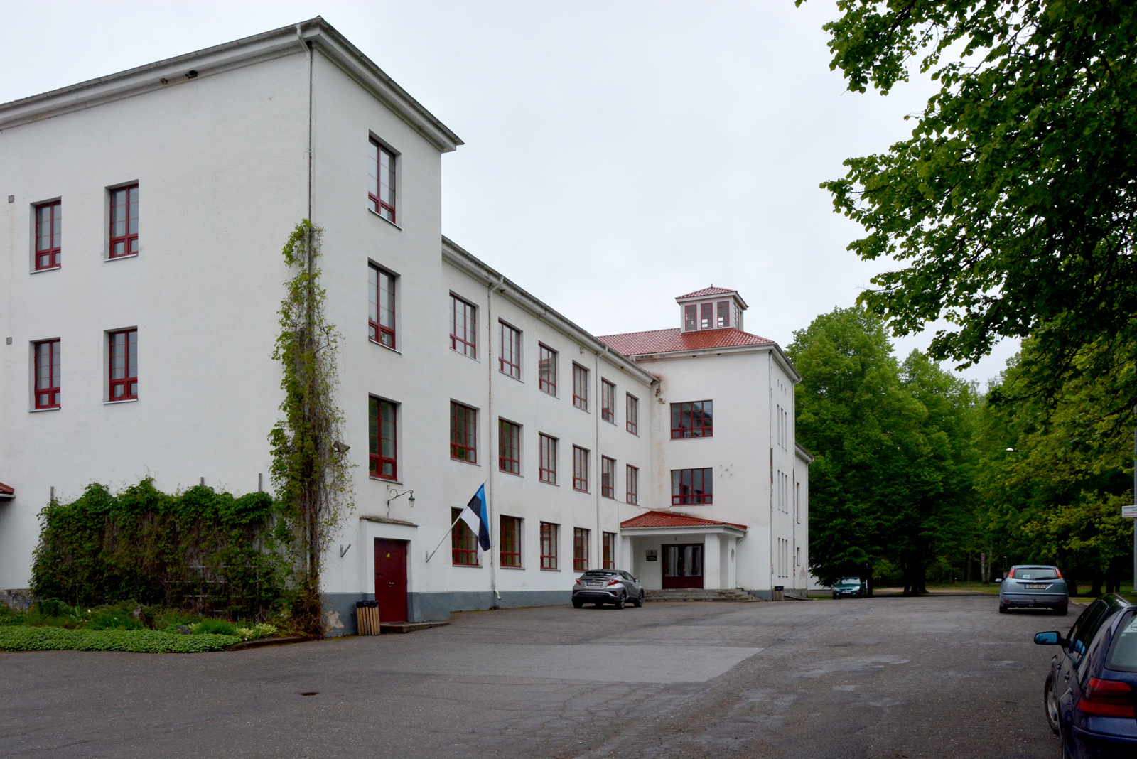Building of the co-groom of the co-groom rephoto