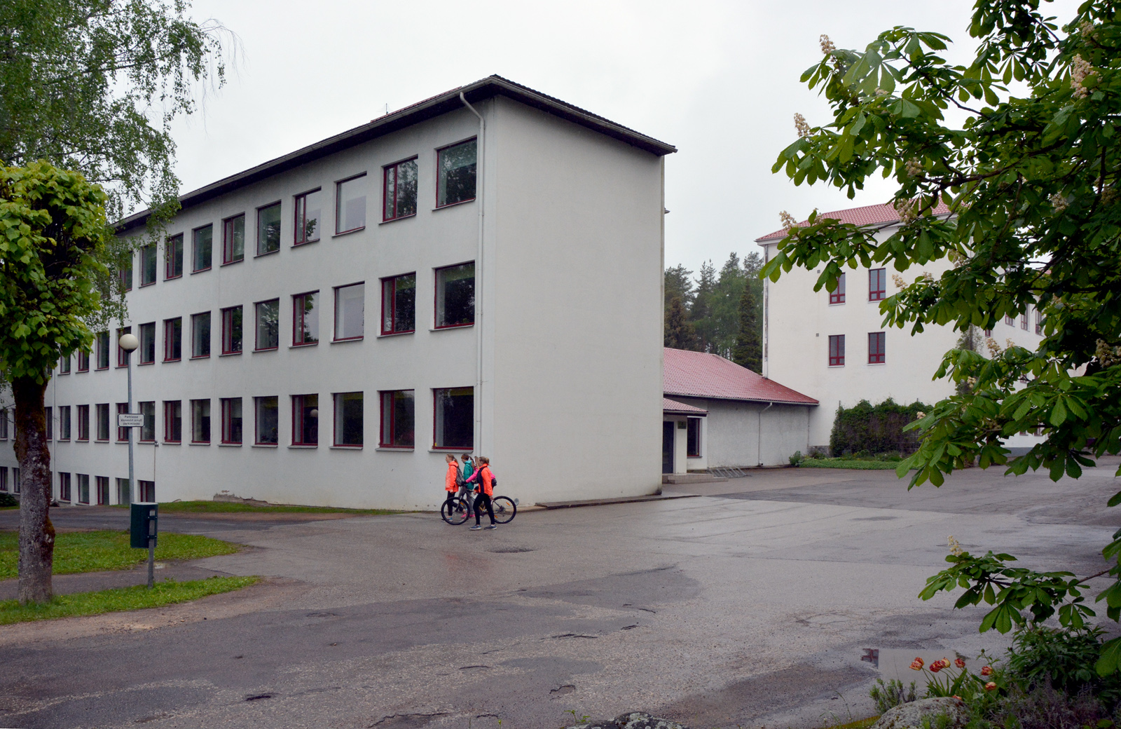 Tõrva gümnaasium (vaade hilisemale juurdeehitusele). Arhitekt Karl Burman, rek. Georg Saar rephoto