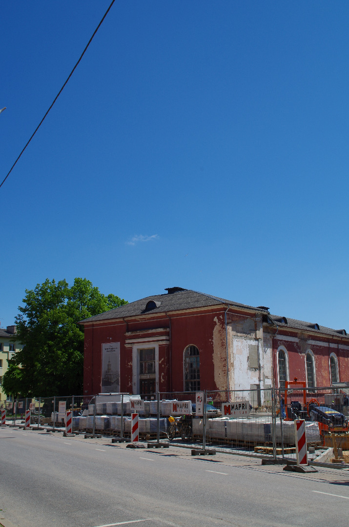 Pepleri tn 1a (partly destroyed, currently Tartu University of Life Sciences Sports Building) View of the Maarja Church from SW rephoto