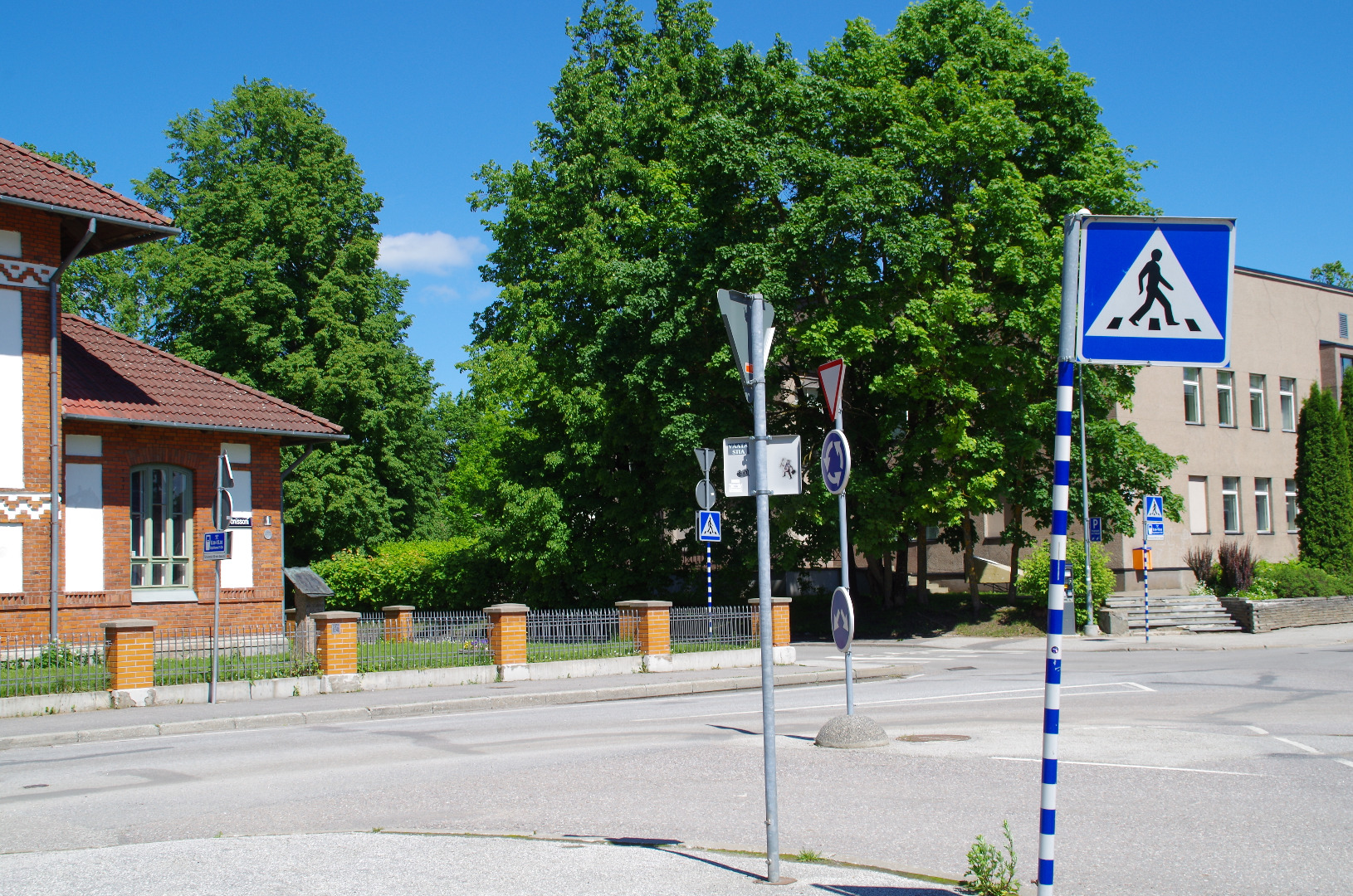 Balti riikide II konverents: osavõtjad saabuvad EÜSi maja (Viljandi 1) juurde. Esiplaanil ilmselt Leedu delegatsiooni saabumine. Tartu, 29.09. - 3.10.1919. Foto Armin Lomp. rephoto