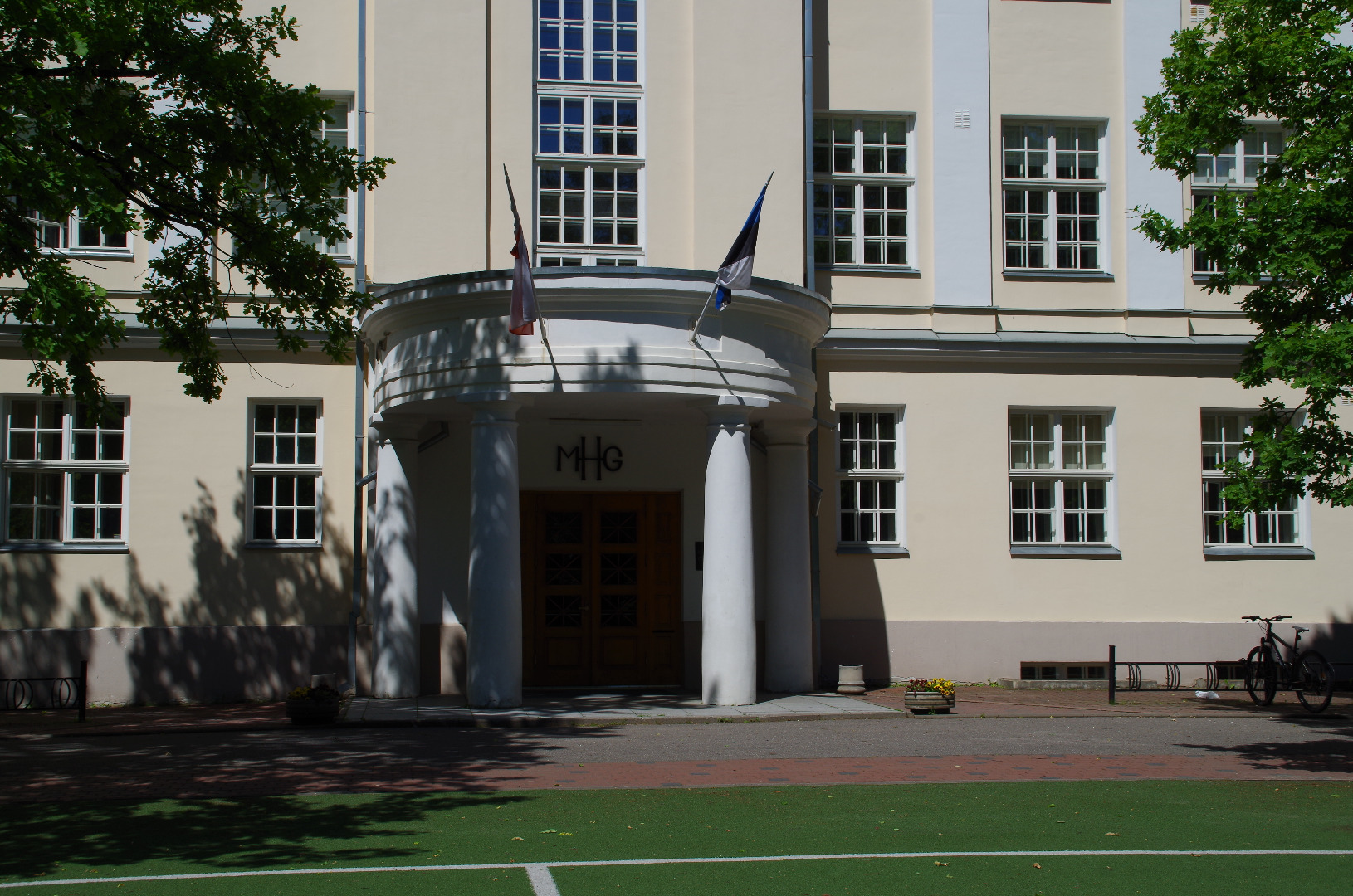 Algkursuse seminari lõpupilt II Keskkooli ees 8. aug. 1963. rephoto