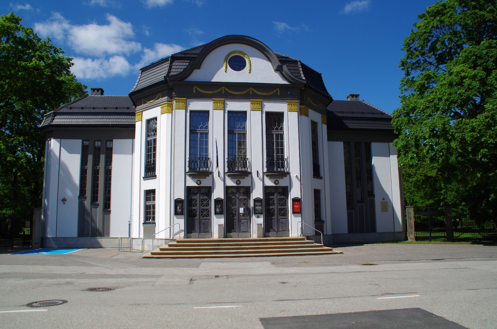 Façade of the theatre Vanemuine small house (Vanemuise 45a). Tartu, 1990-1995. Photo Malev Toom. rephoto