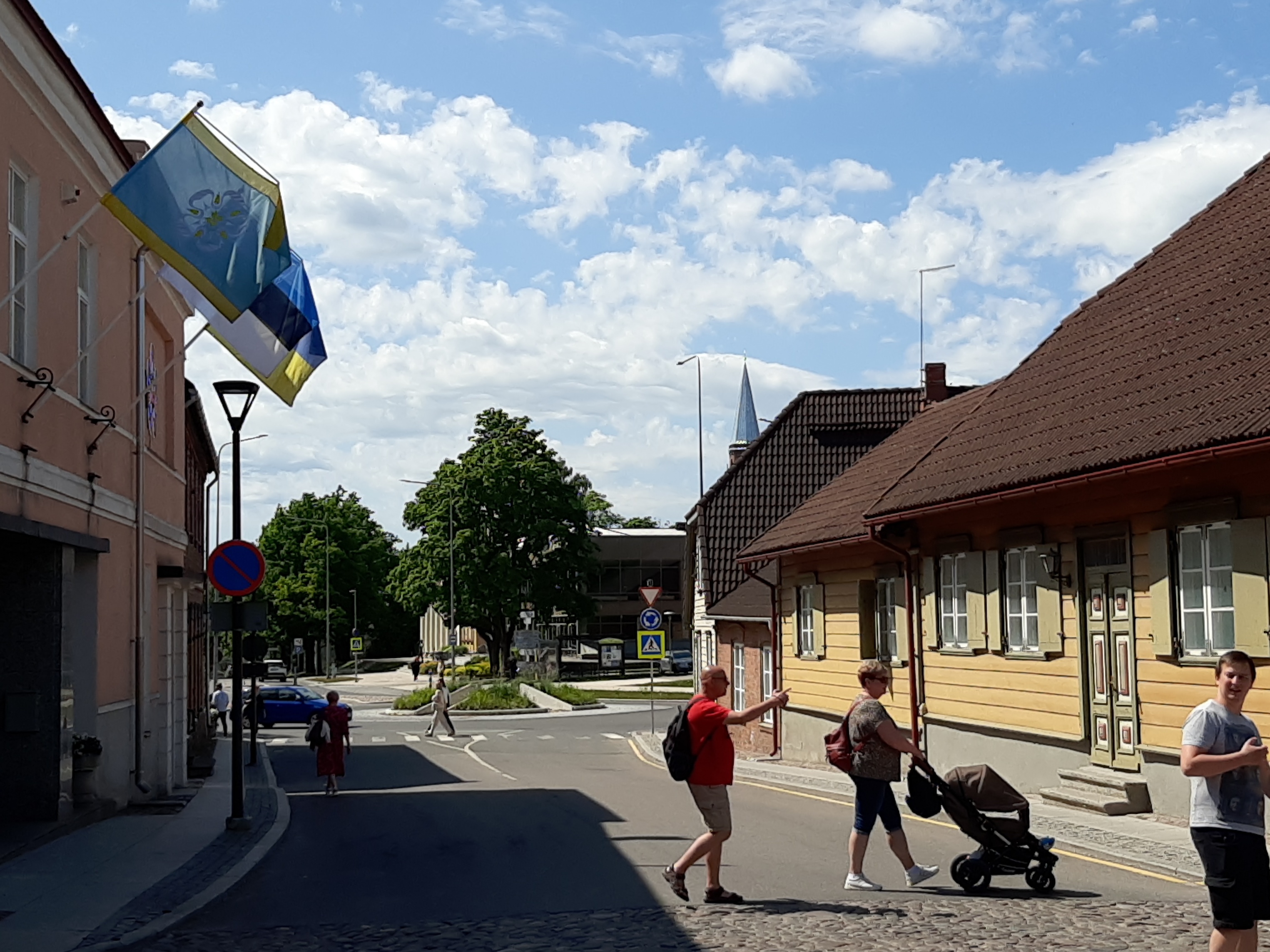 Kauba tänava algus vaatega Tallinna ja Riia/Vaksali tänava poole, paremal N. Hoffi mütsitöökoda ning Rubin Eitelbergi kulla- ja hõbedakauplus. rephoto