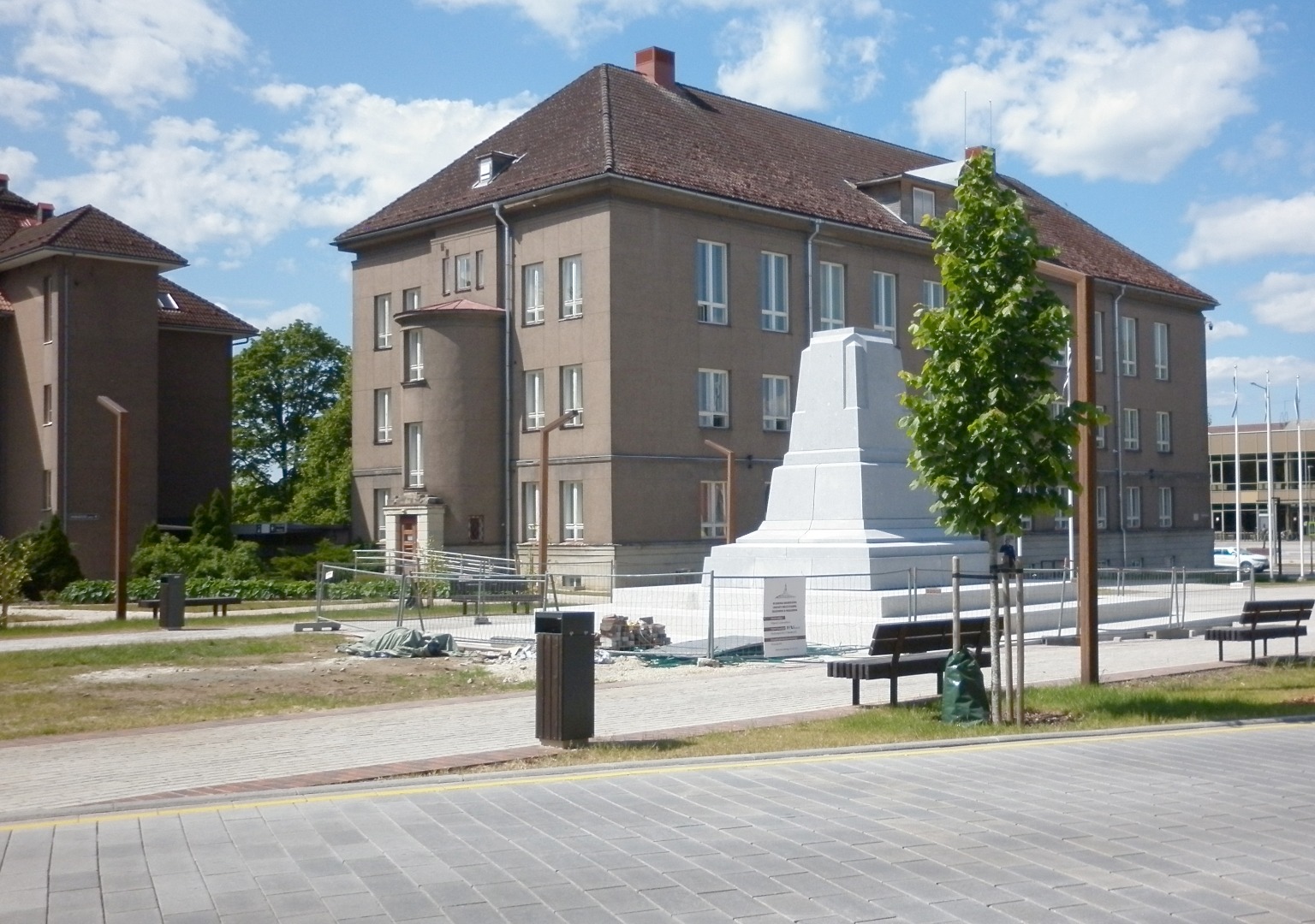 foto, Viljandi, Nõukogude väljak (Vabaduse plats), endise pangahoone taastamine administratiivhooneks, 1959, foto E. Veliste rephoto