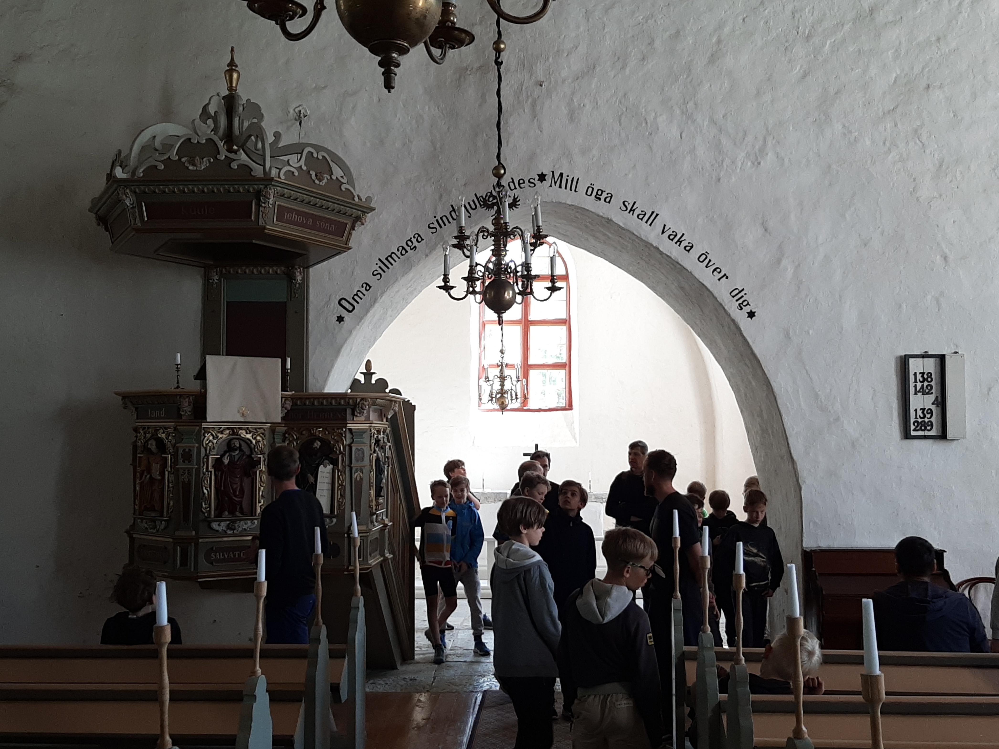 Foto. Vormsi Püha Olavi kiriku sisevaade. Albumis HM 8466:1. Kuulunud kapten Harald Dampffile. rephoto