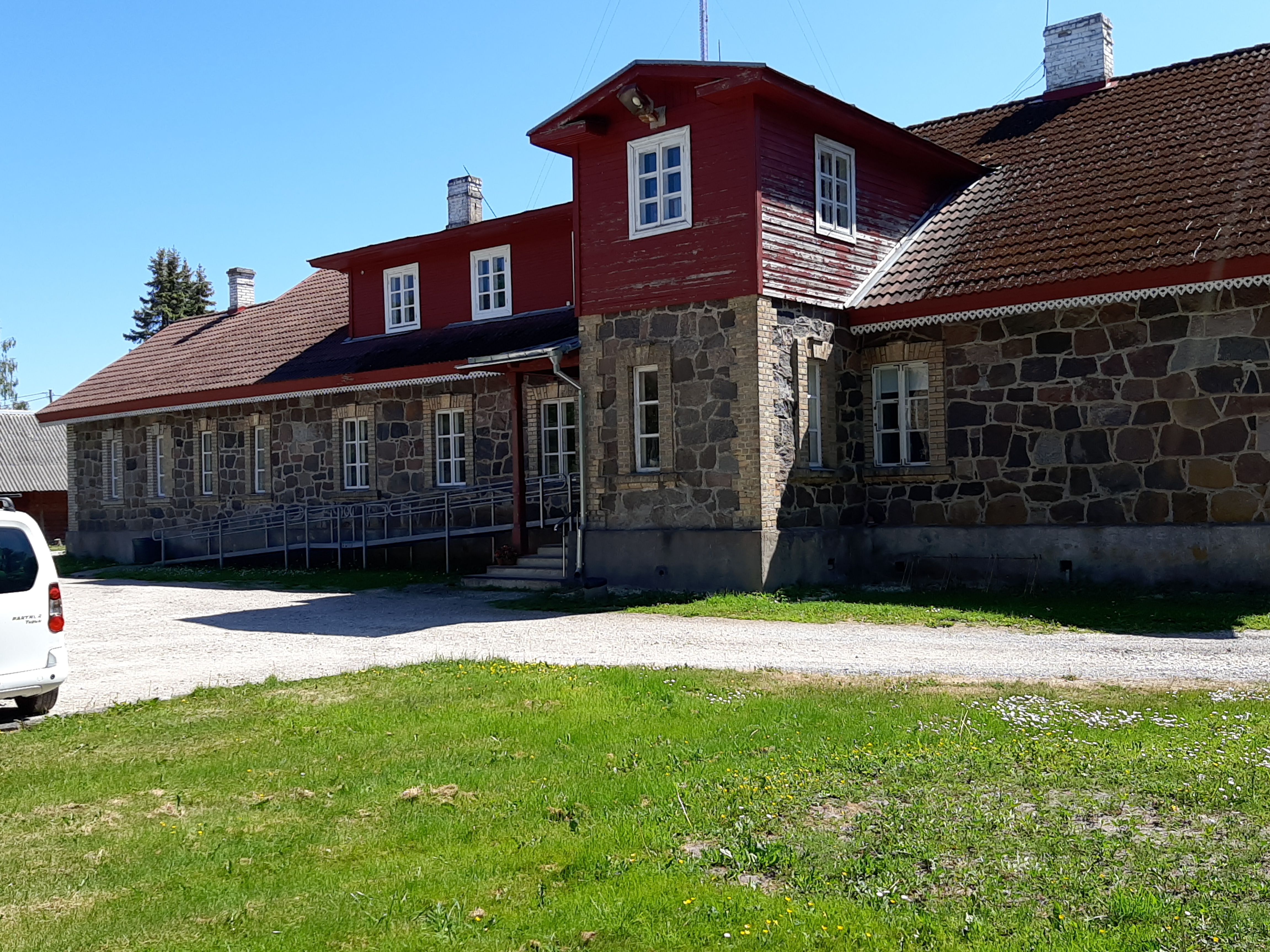 Kõrgessaare vallamaja. Vaade tagumisest küljest. rephoto