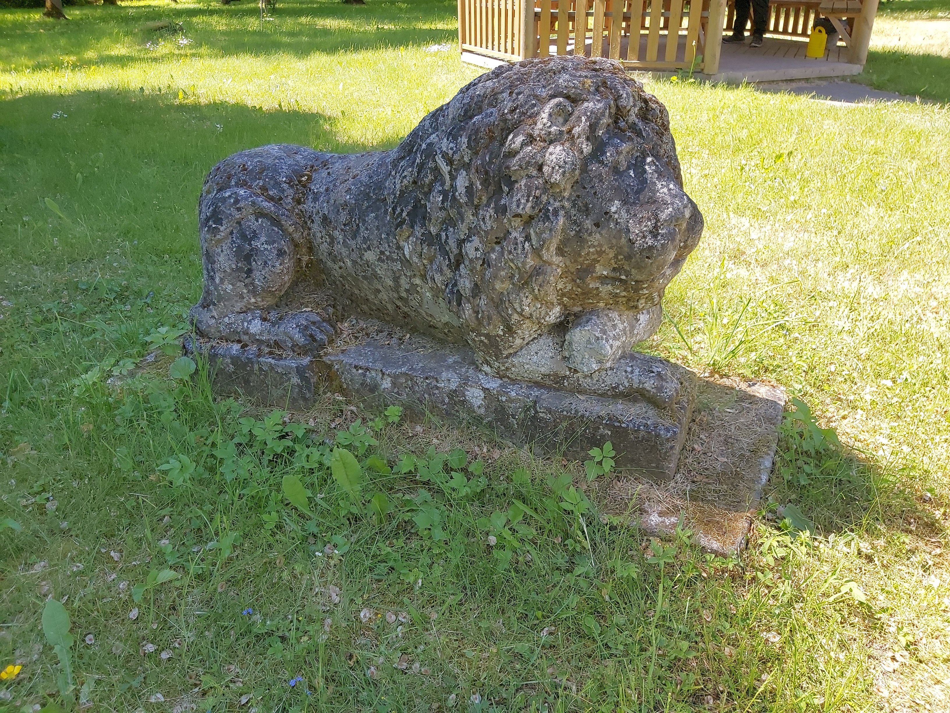 Dolomiitlõvi Randvere mõisa aias rephoto