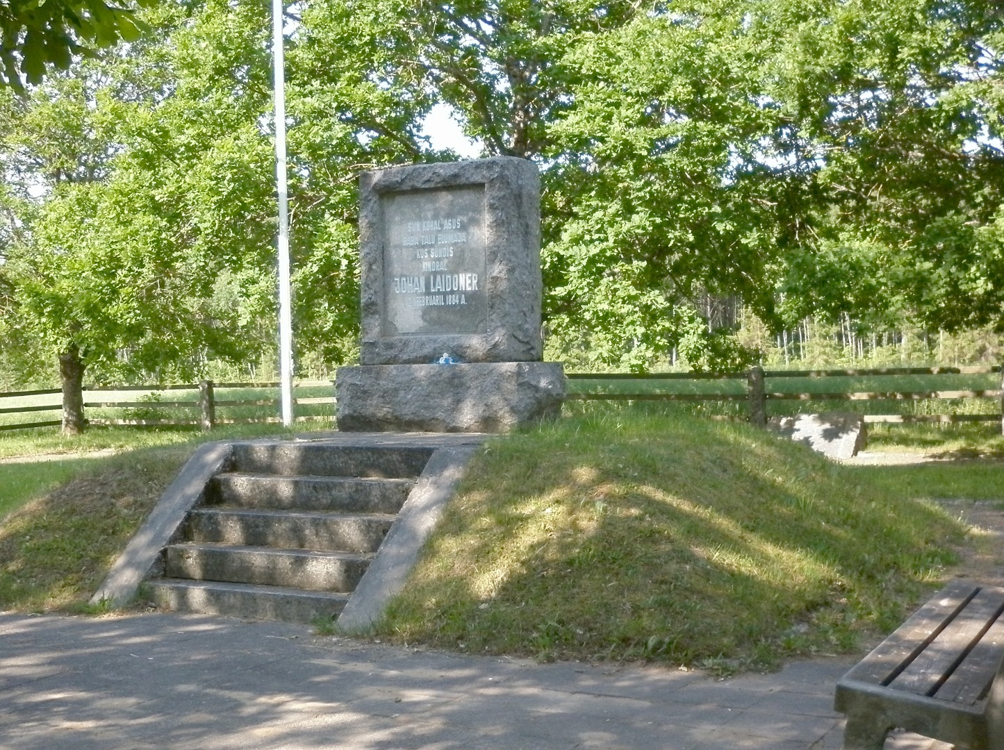 Mälestuskivi Viiratsi vallas Vardja külas Raba talu asukohal, kus 12. veebruaril 1884 sündis Johan Laidoner rephoto