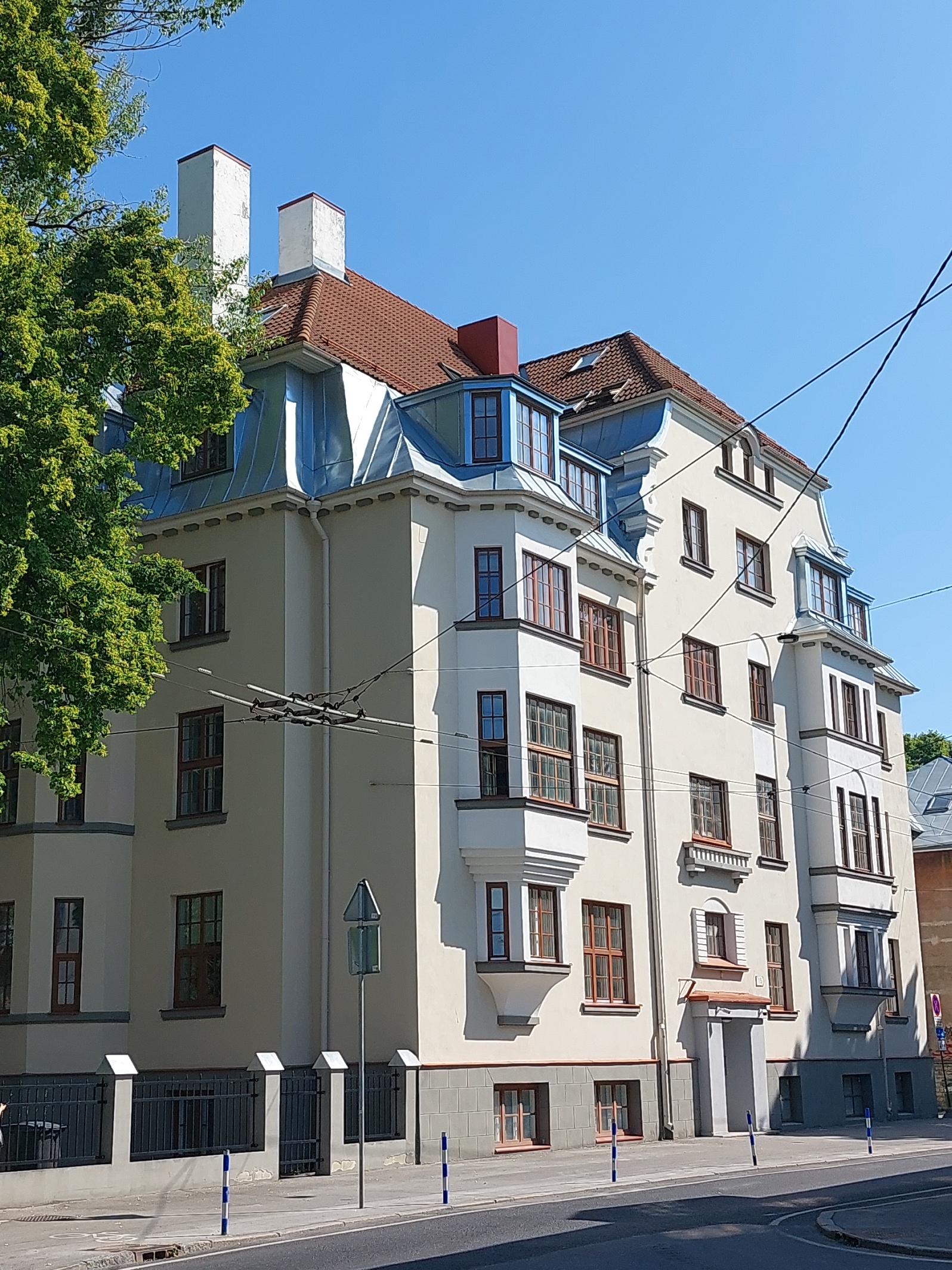 The apartment building of railwaymen (rail servicemen) in Tallinn, Tehnika tn, the view of the building along the street. Architect Karl Burman rephoto