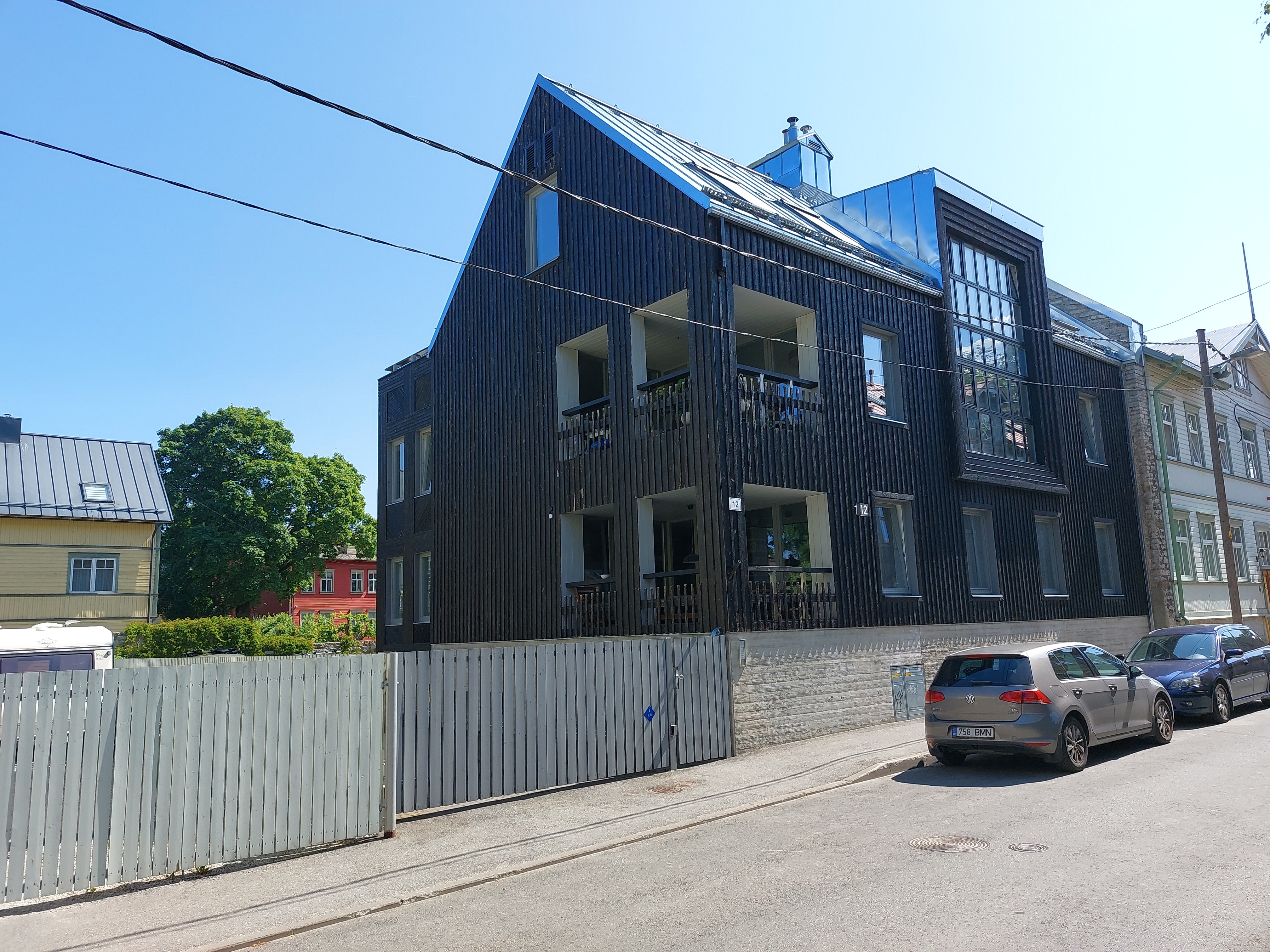 Põletatud fassaadiga korterelamu Tallinnas Suur-Laagri 12, arhitektuuribüroo Eek & Mutso rephoto