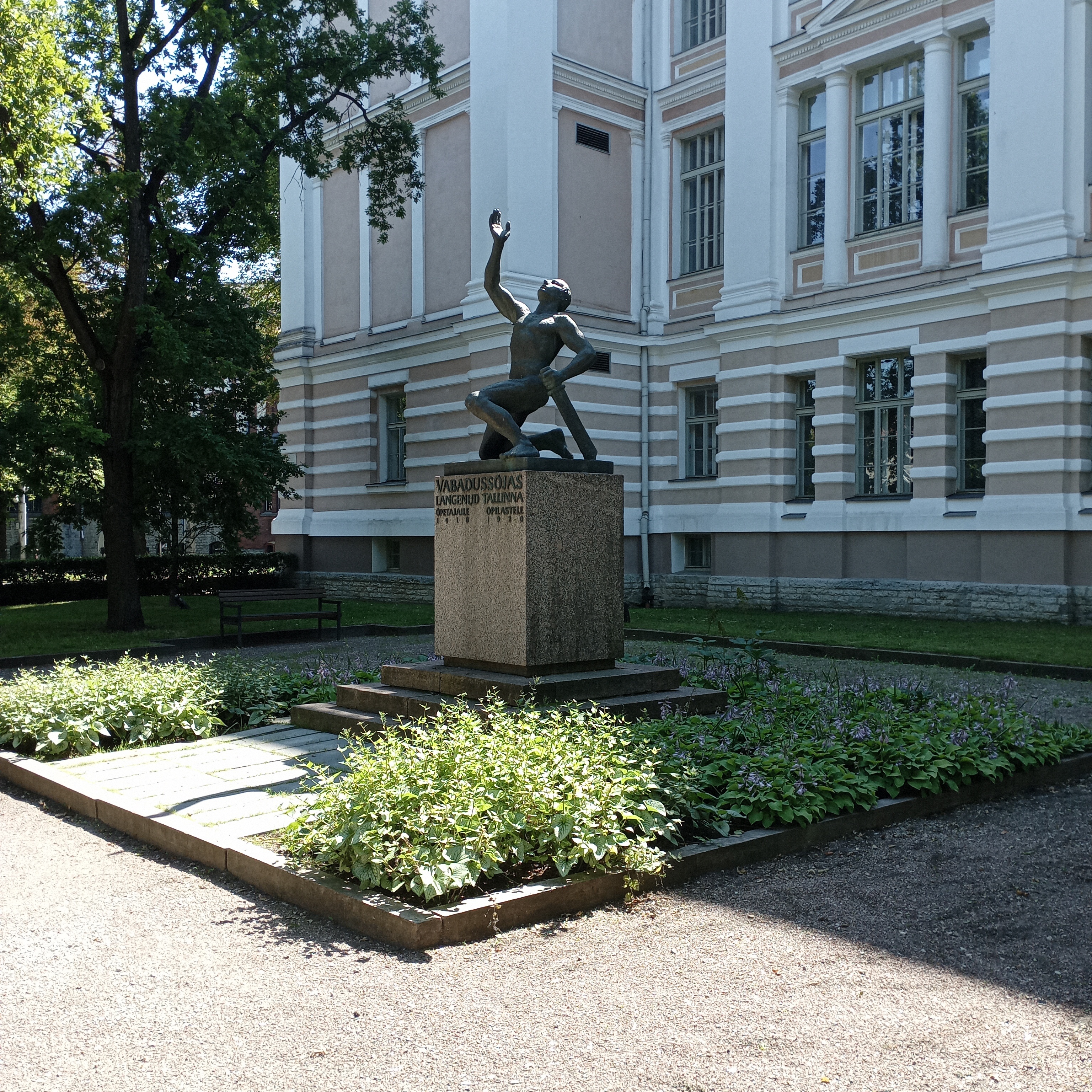 Vabadussõja monument Reaalgümnaasiumi ees rephoto