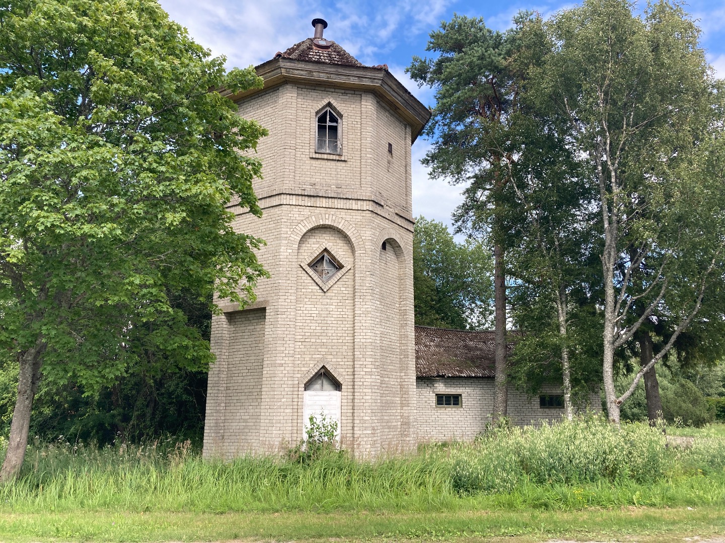 Photo. Water tower of Lihula Railway Station. Black and white. Located: Hm 7975 - Technical monuments of Haapsalu district rephoto