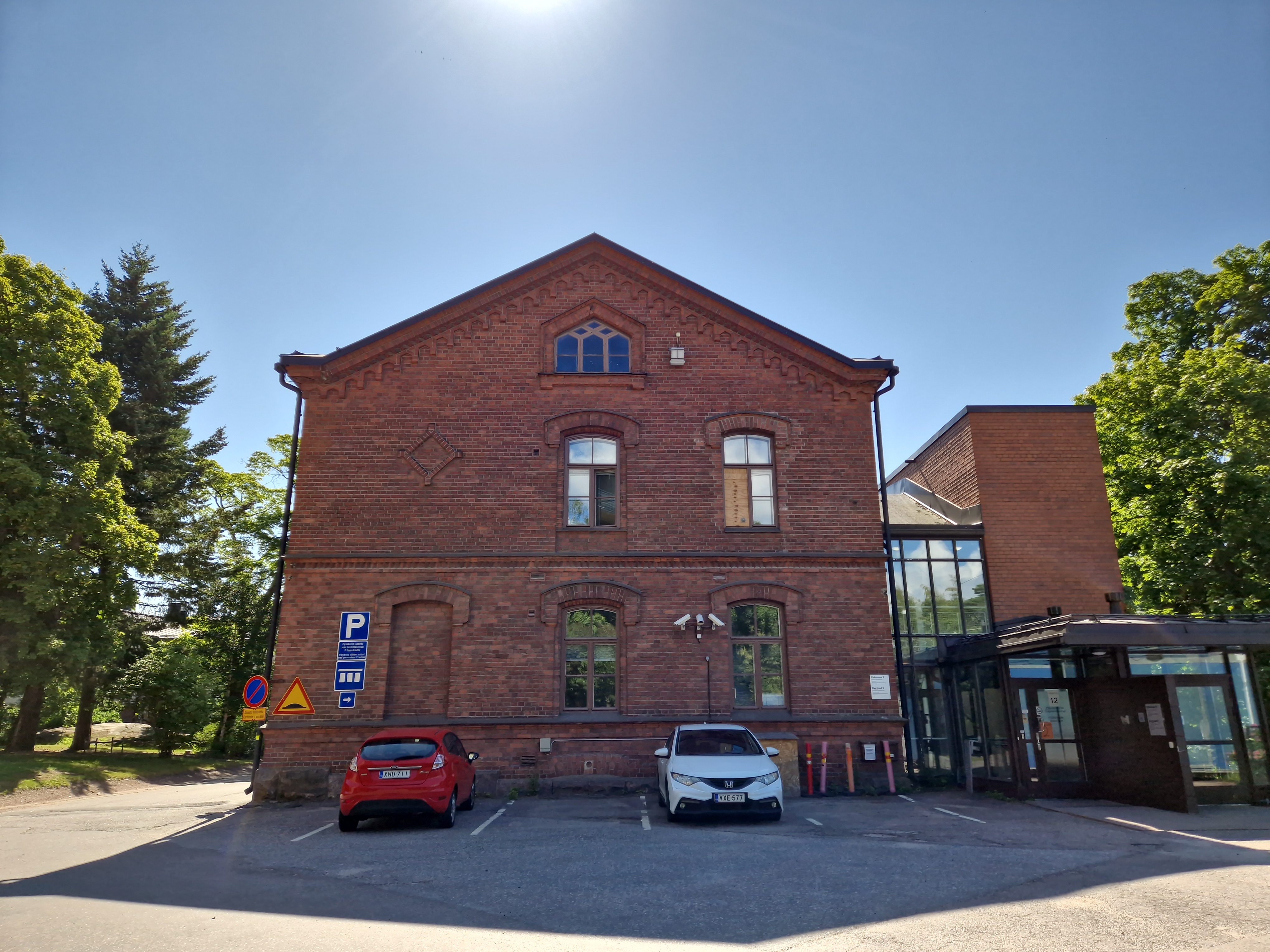 Kivelän sairaala, rakennus n:o 2. Sairaalan rakennus ulkoapäin sisäänkäynnin puolelta (2A). rephoto