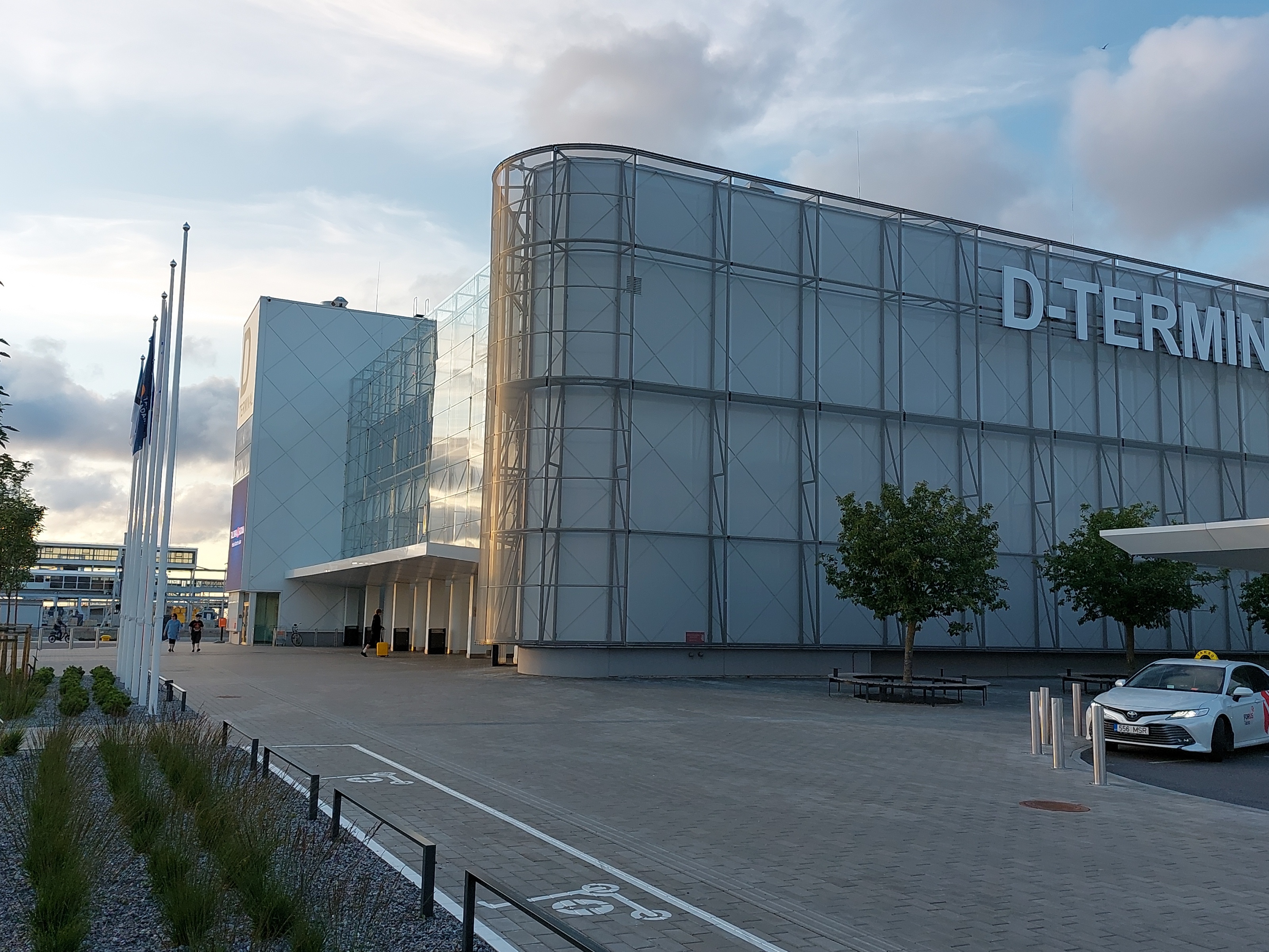 Tallinna reisisadama D-terminal, vaade hoonele küljelt. Arhitektid Irina Raud, Meelis Nurm rephoto