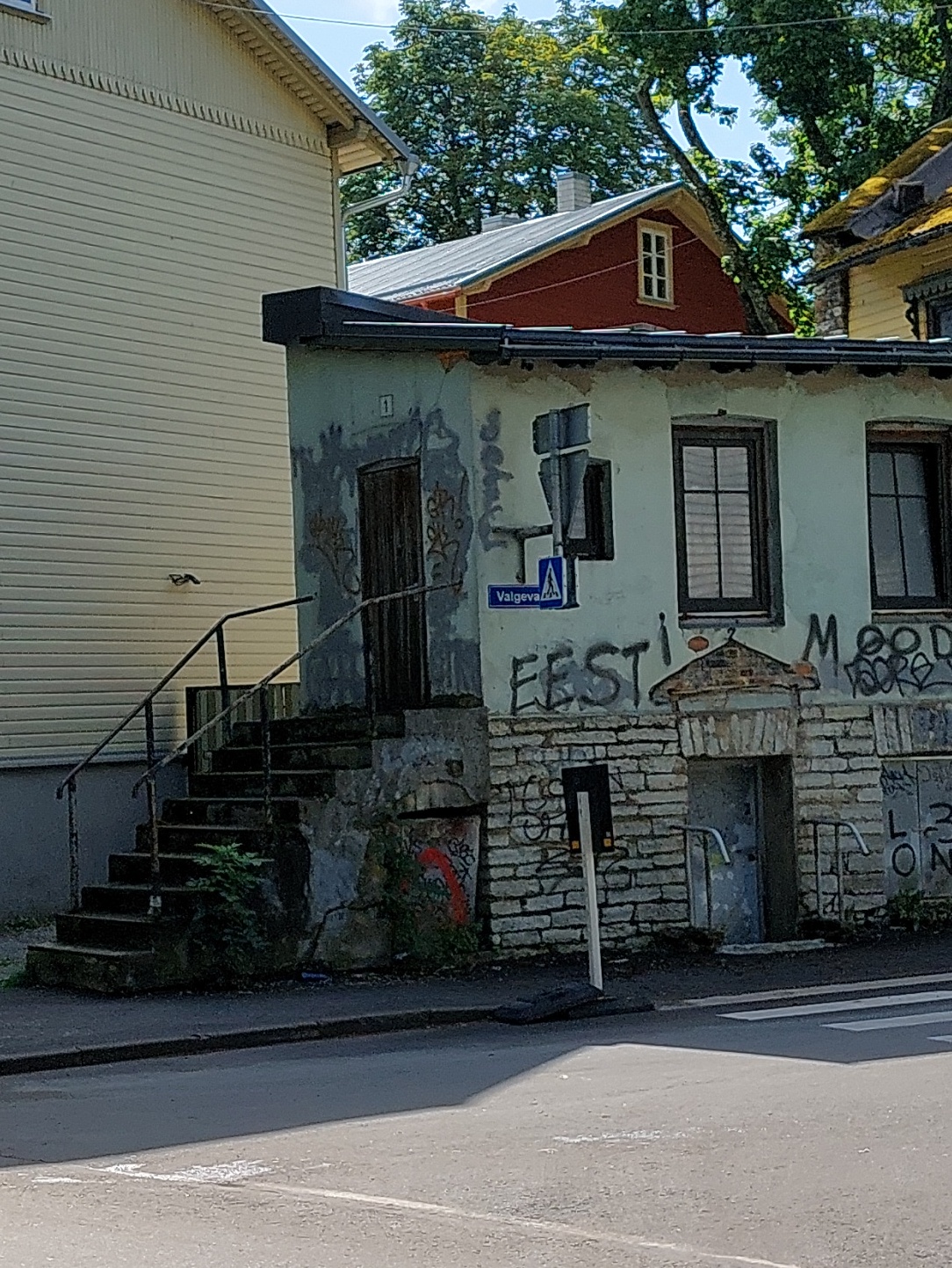 Kudumise- ja õmblusmasinate parandustöökoda. Tallinnas, Tööstuse ja Valgevase tänava nurgal. rephoto