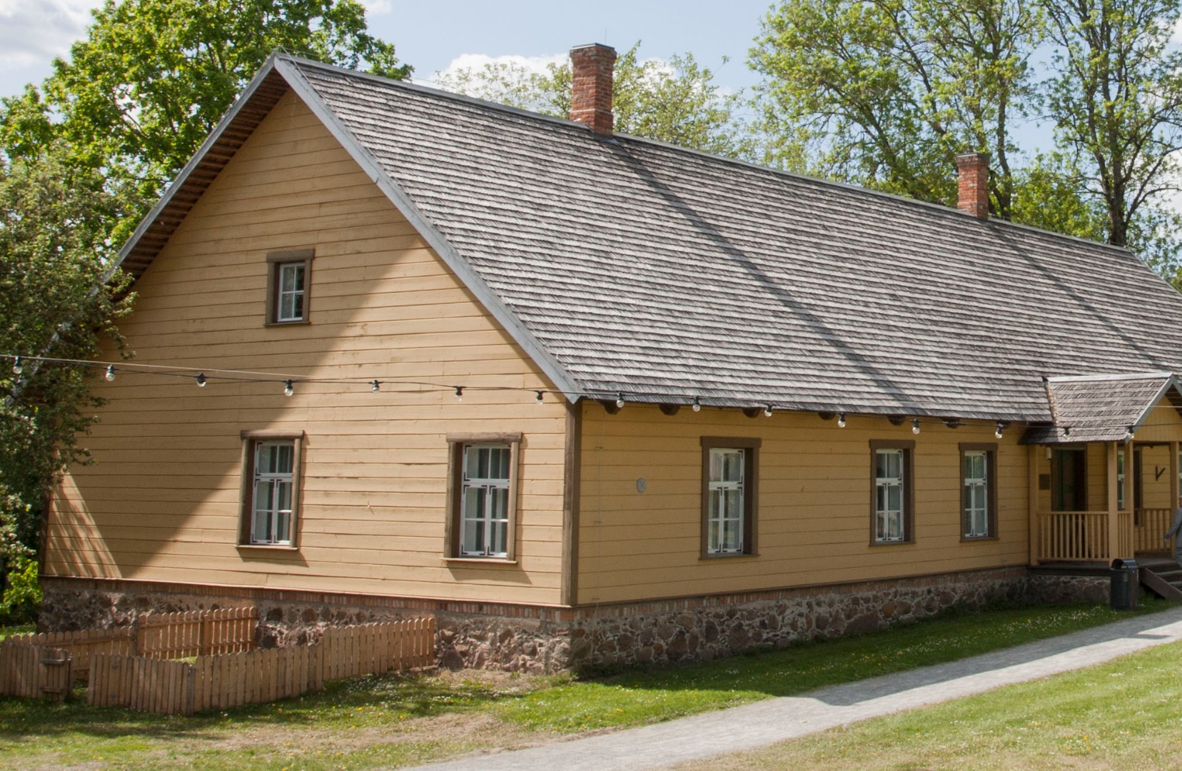 Palamuse muuseumi koolihoone pärast vana laudvoodri eemaldamist rephoto